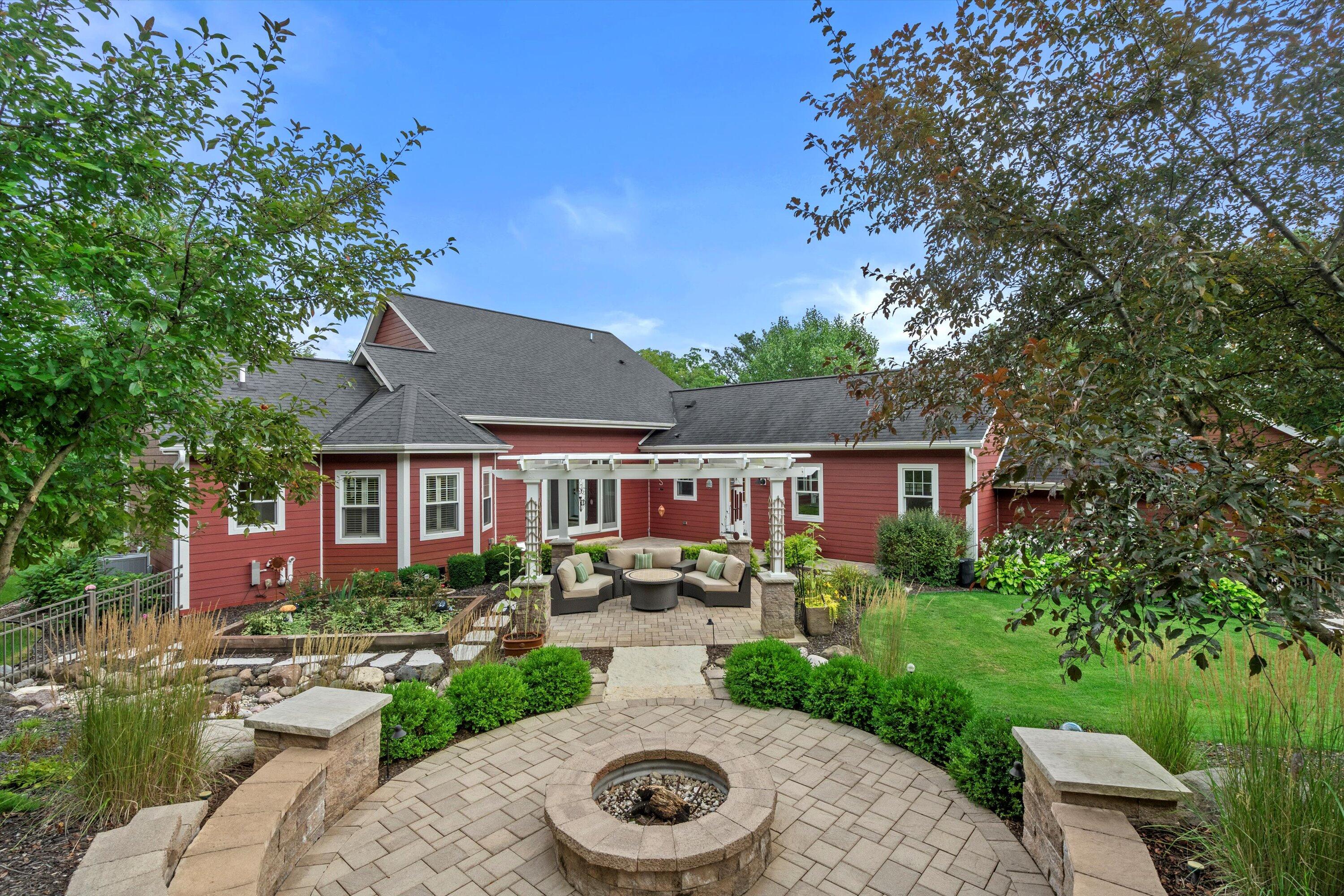 Delafield, Wisconsin, 53018, United States, 3 Bedrooms Bedrooms, ,3 BathroomsBathrooms,Residential,Pending,1936457