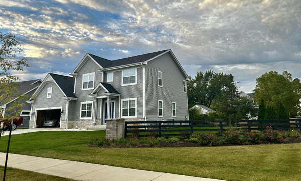 1602 E MAPLE VIEW DR, OAK CREEK, WI 53154 - Image 1