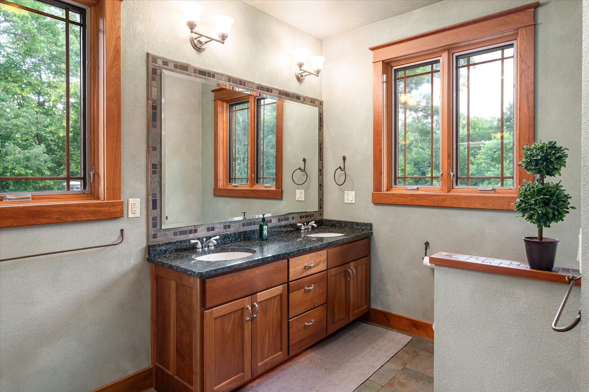 Onalaska, Wisconsin, 54650, United States, ,5 BathroomsBathrooms,Residential,Active,1808207