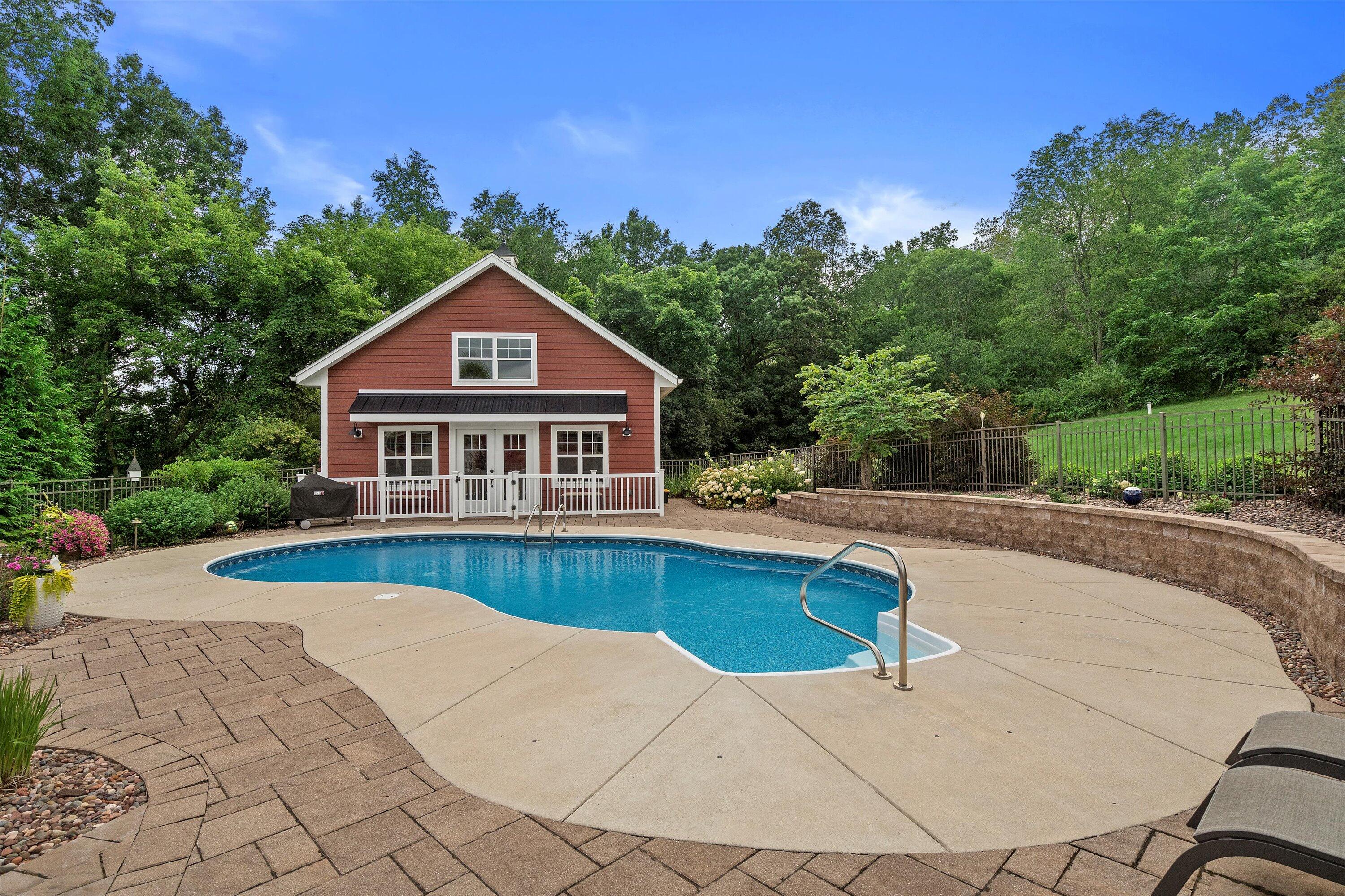 Delafield, Wisconsin, 53018, United States, 3 Bedrooms Bedrooms, ,3 BathroomsBathrooms,Residential,Pending,1936457