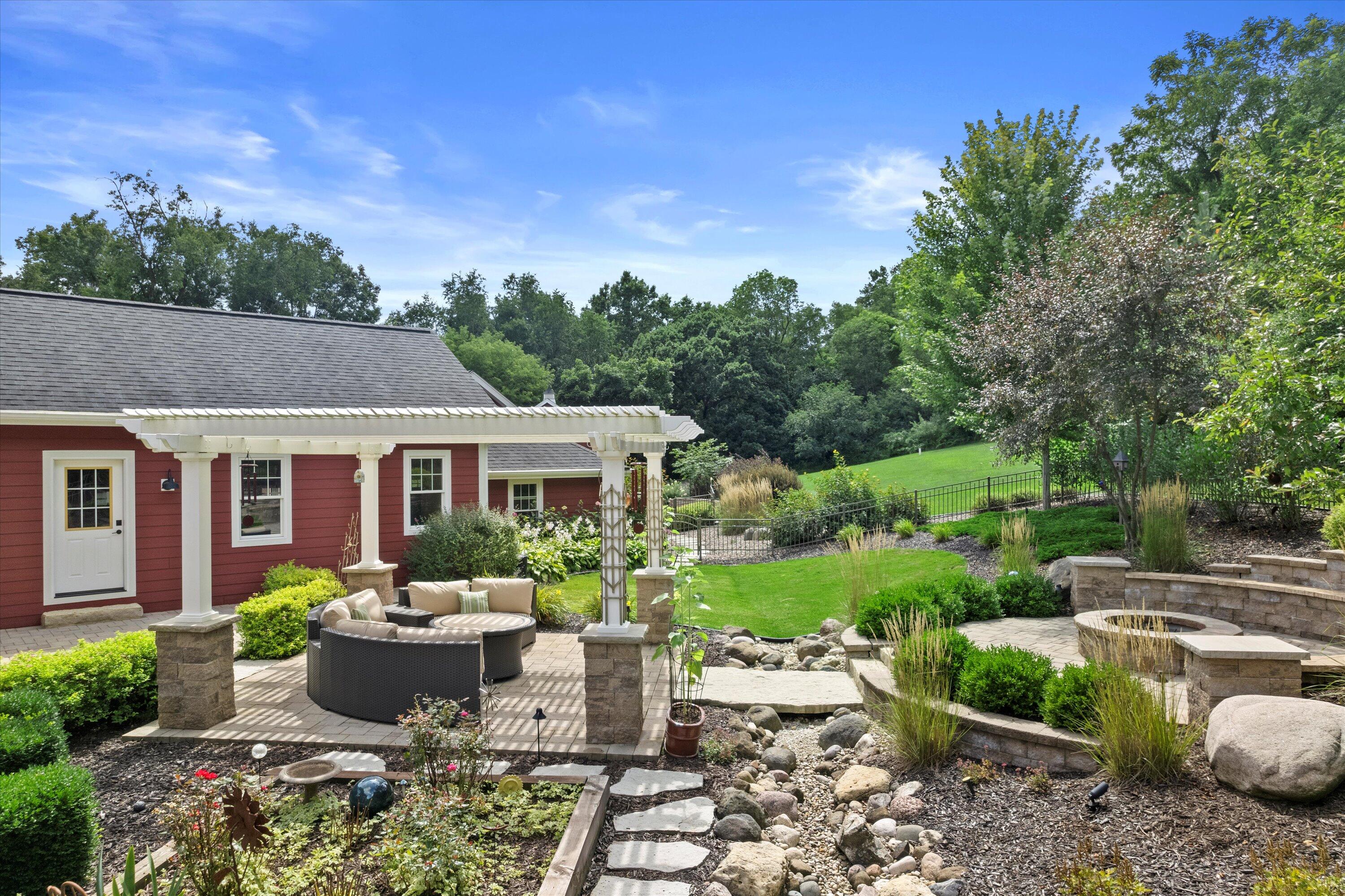 Delafield, Wisconsin, 53018, United States, 3 Bedrooms Bedrooms, ,3 BathroomsBathrooms,Residential,Pending,1936457