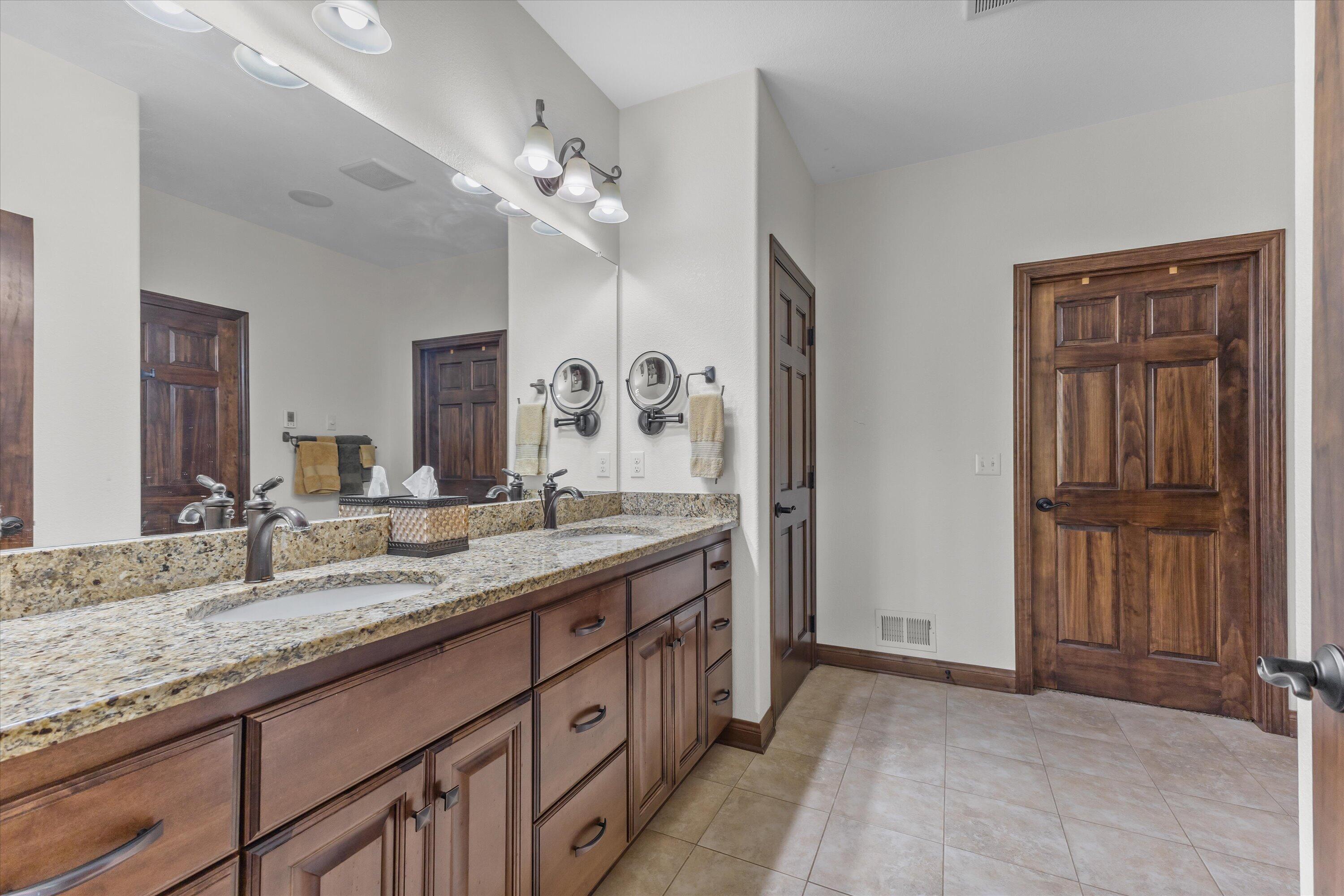 Exquisite 2,800 sq. ft. custom ranch in desirable Rogers Glen! This st – image 29