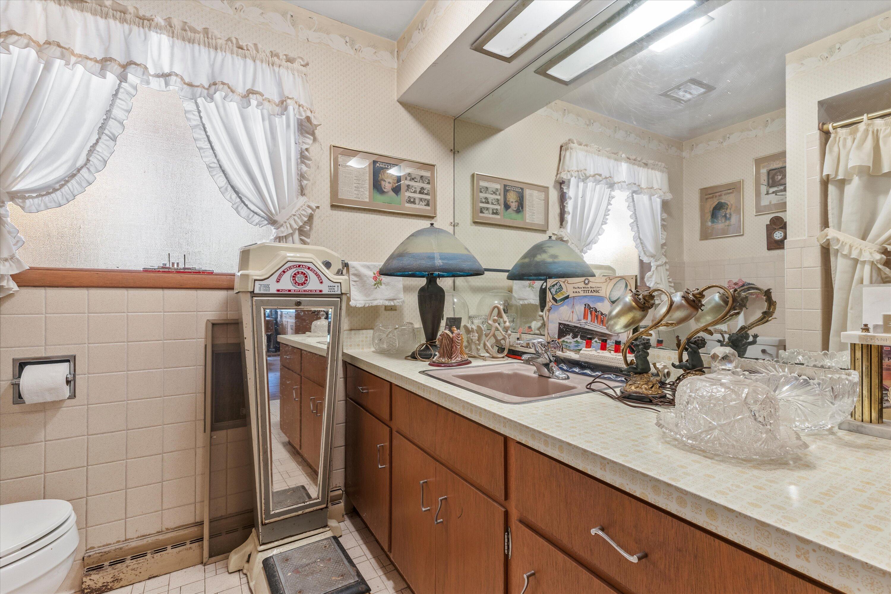 Racine, Wisconsin, 53402, United States, 3 Bedrooms Bedrooms, ,2 BathroomsBathrooms,Residential,Active,1985849