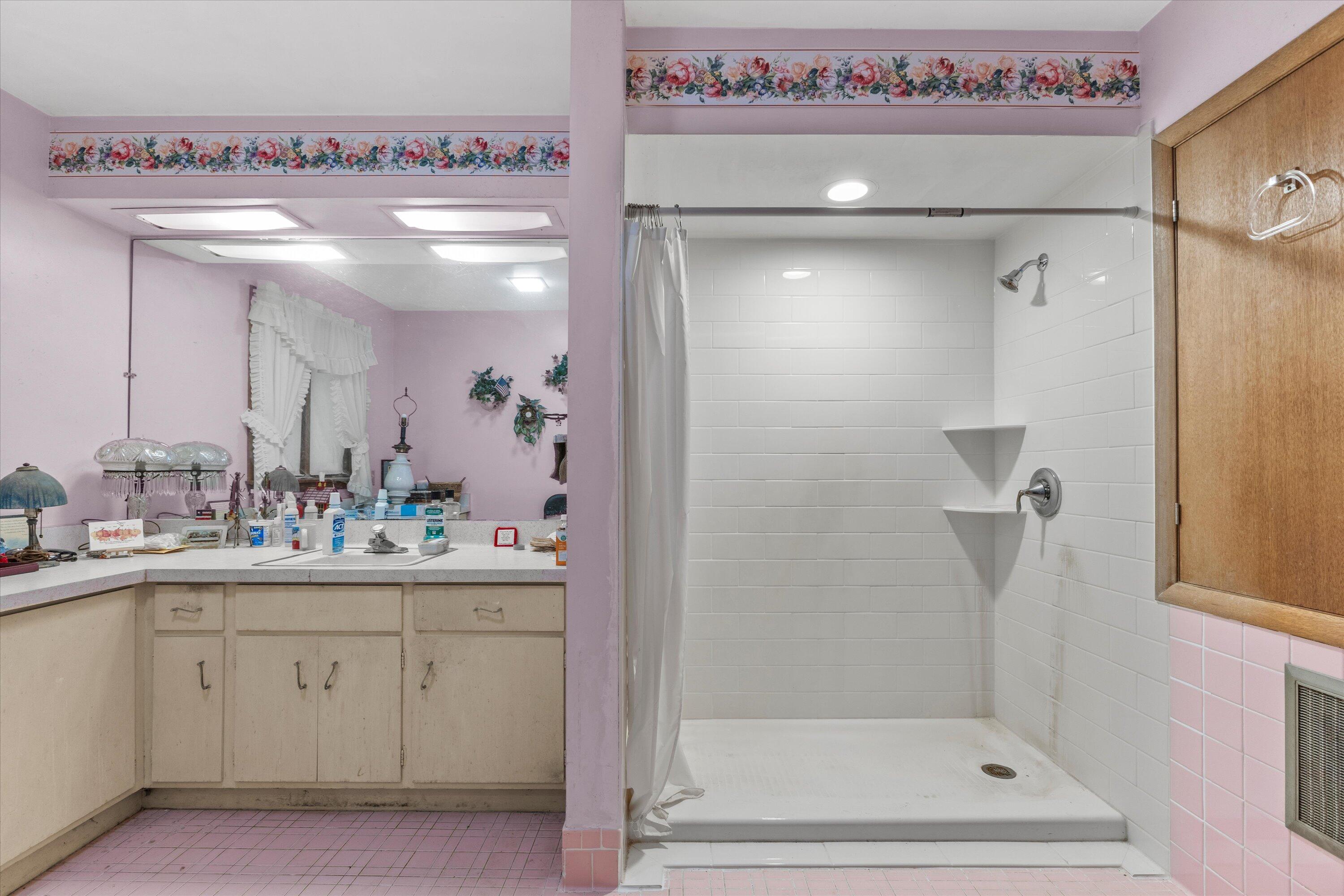 Racine, Wisconsin, 53402, United States, 3 Bedrooms Bedrooms, ,2 BathroomsBathrooms,Residential,Active,1985849