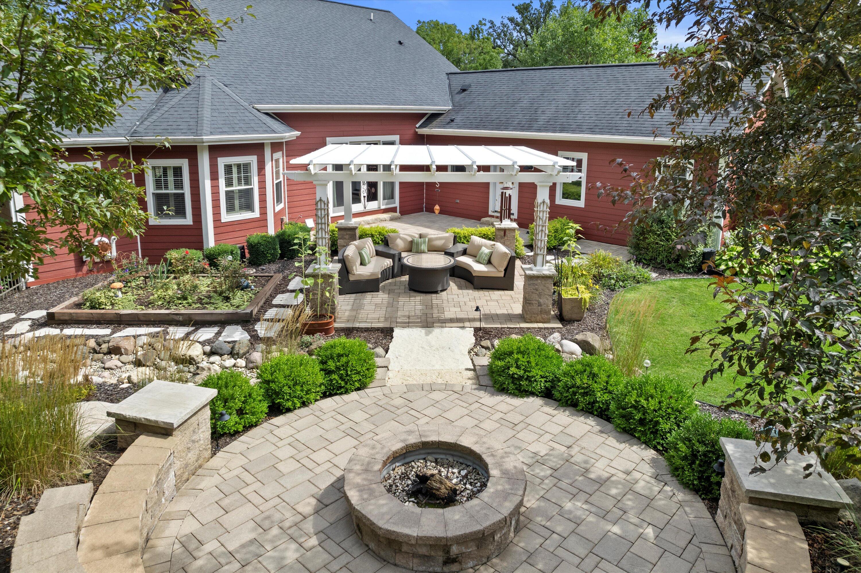 Delafield, Wisconsin, 53018, United States, 3 Bedrooms Bedrooms, ,3 BathroomsBathrooms,Residential,Pending,1936457