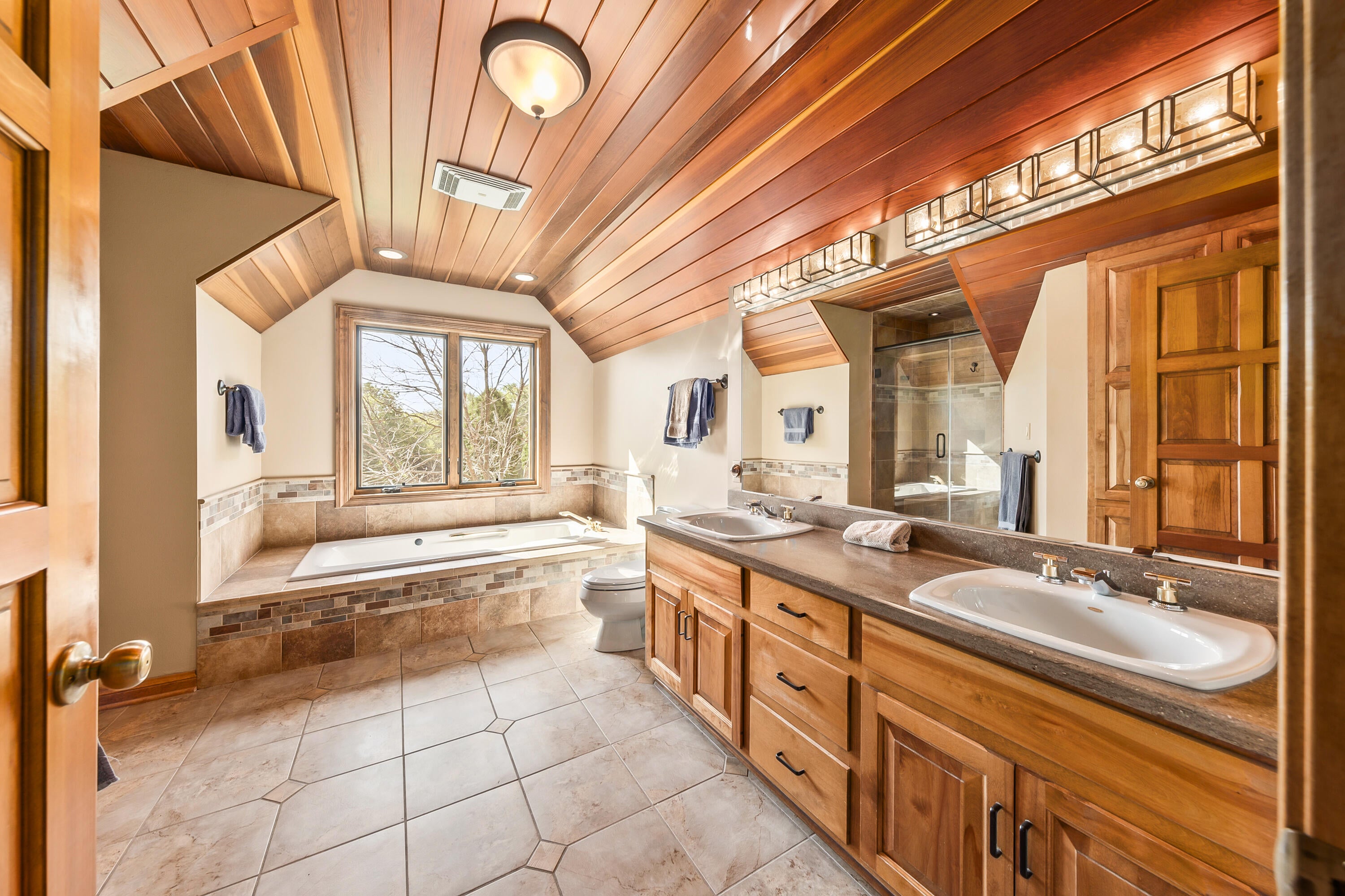 Dousman, Wisconsin, 53118, United States, 5 Bedrooms Bedrooms, ,6 BathroomsBathrooms,Residential,Active,2015850