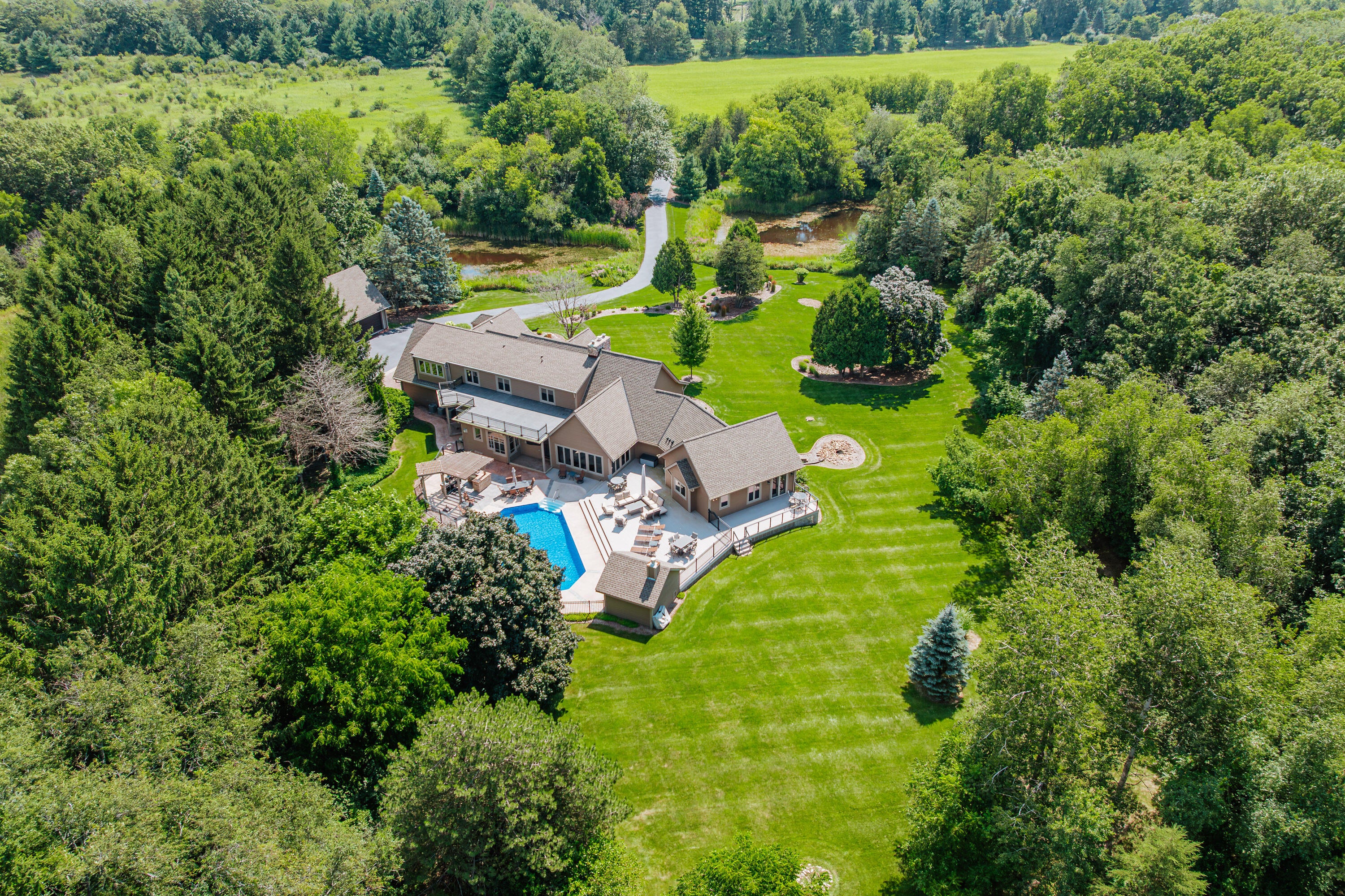 Dousman, Wisconsin, 53118, United States, 5 Bedrooms Bedrooms, ,6 BathroomsBathrooms,Residential,Active,2015850