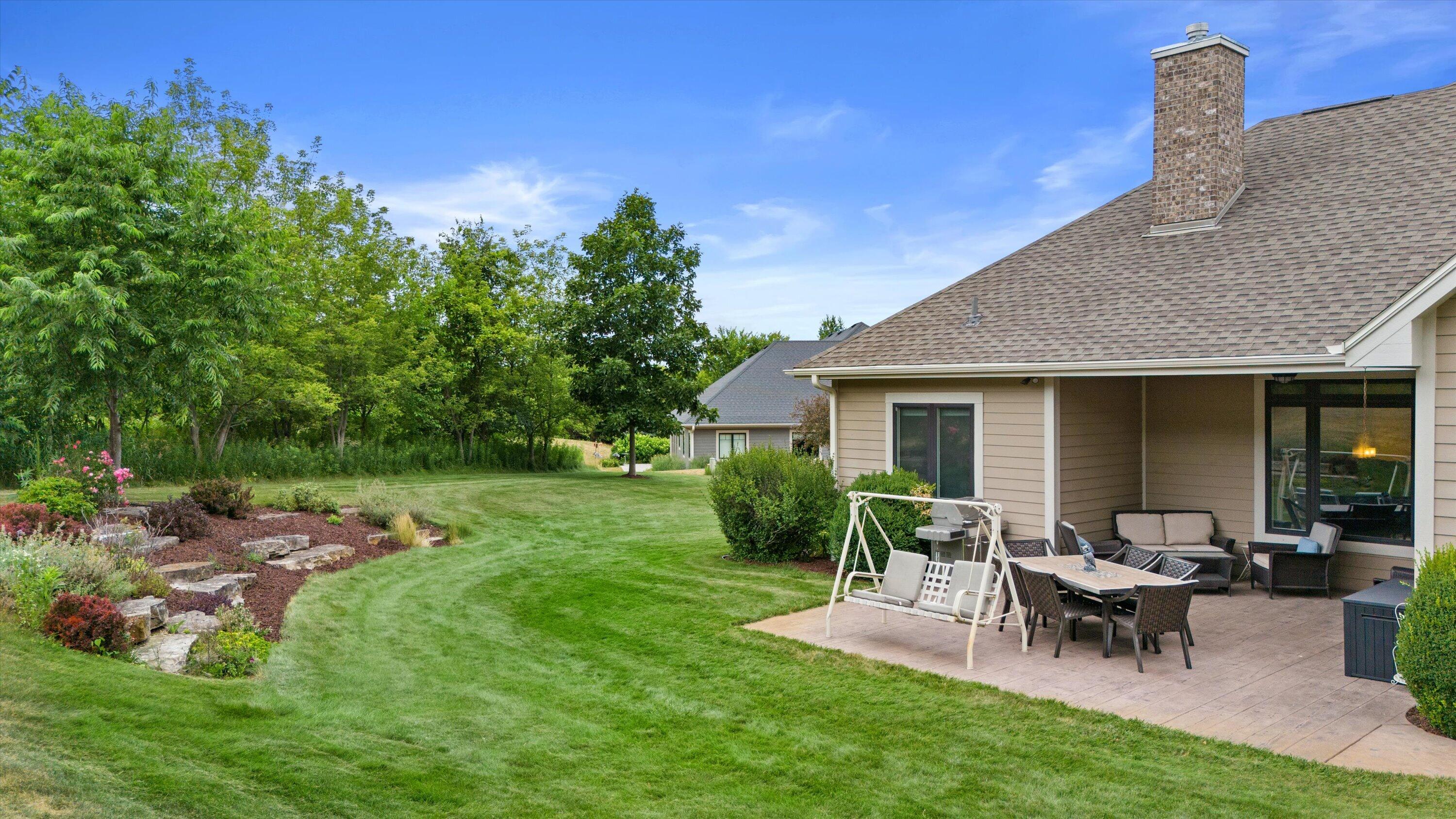 Exquisite 2,800 sq. ft. custom ranch in desirable Rogers Glen! This st – image 2