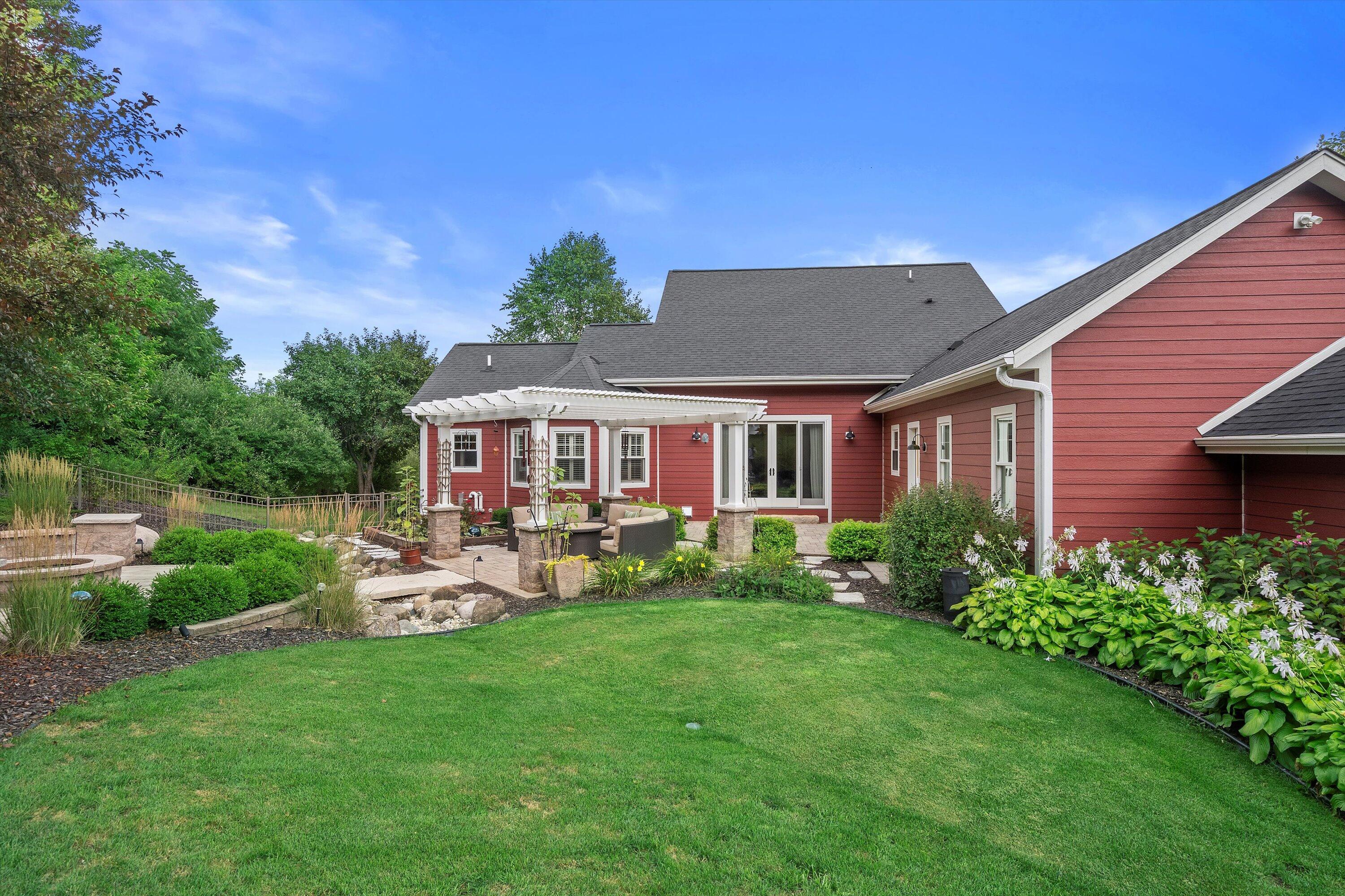 Delafield, Wisconsin, 53018, United States, 3 Bedrooms Bedrooms, ,3 BathroomsBathrooms,Residential,Pending,1936457