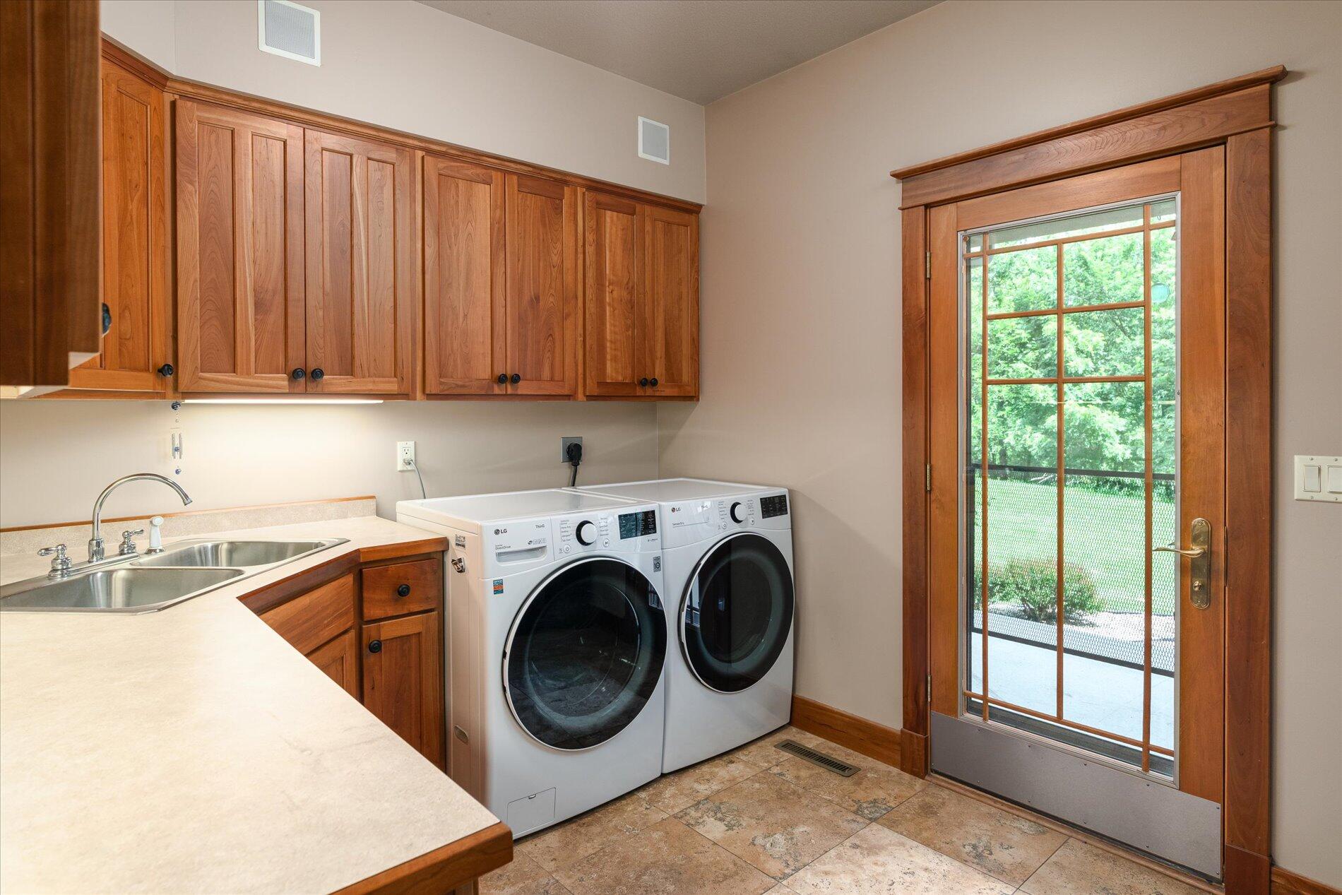 Onalaska, Wisconsin, 54650, United States, ,5 BathroomsBathrooms,Residential,Active,1808207