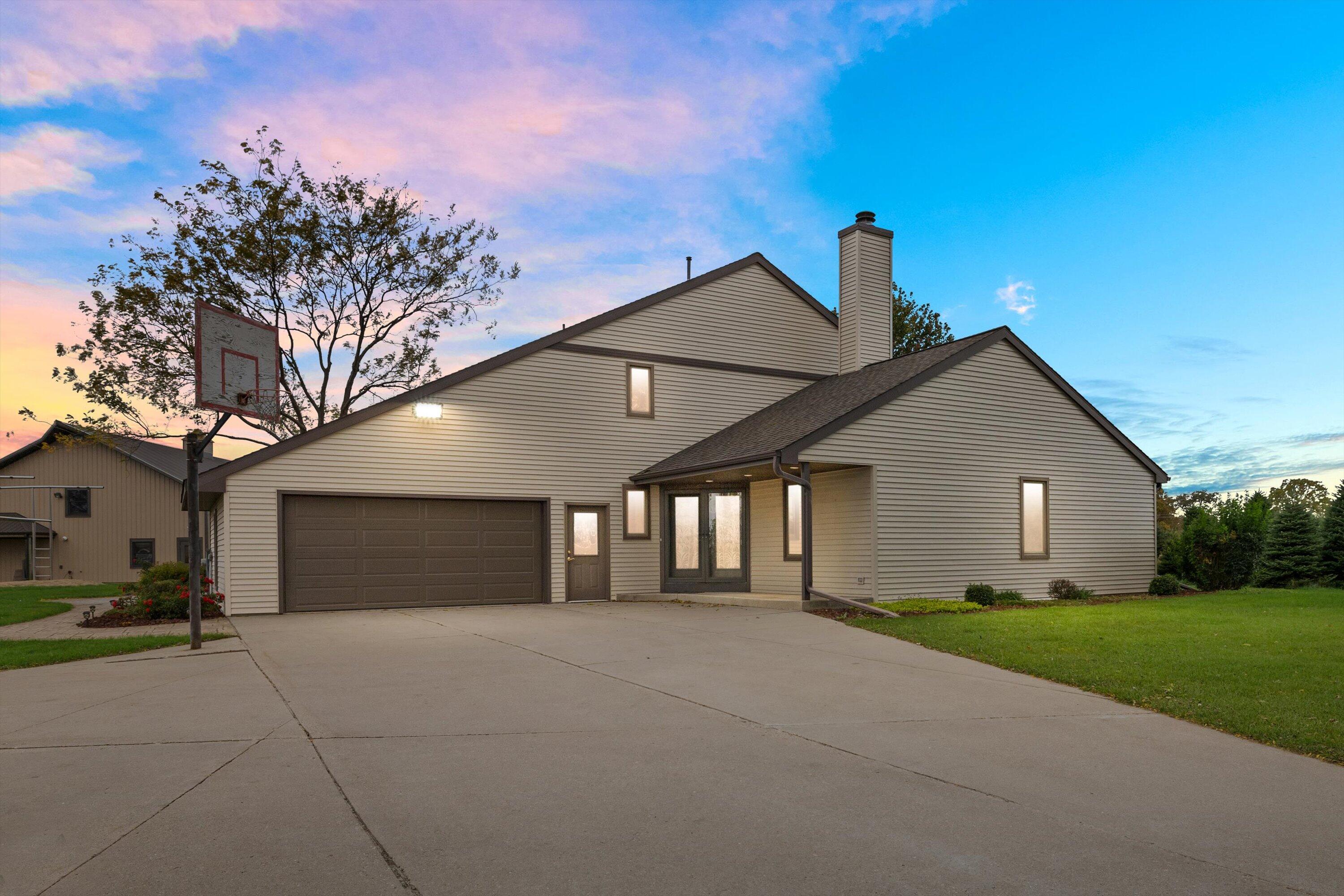 East Troy, Wisconsin, 53120, United States, 4 Bedrooms Bedrooms, ,3 BathroomsBathrooms,Residential,Active,1969679