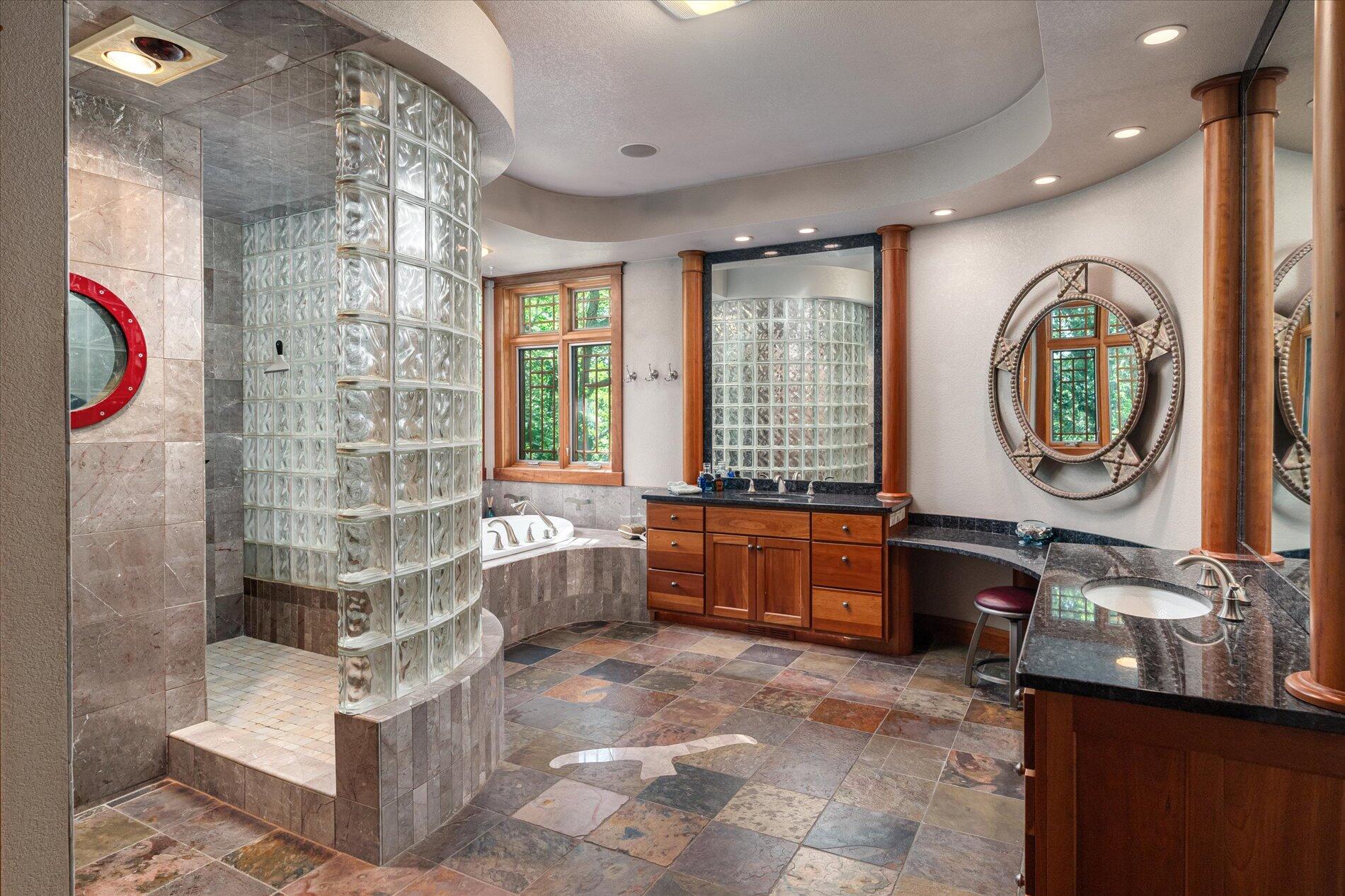 Onalaska, Wisconsin, 54650, United States, ,5 BathroomsBathrooms,Residential,Active,1808207