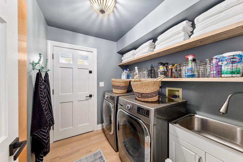 Brookfield, Wisconsin, 53045, United States, 4 Bedrooms Bedrooms, ,4 BathroomsBathrooms,Residential,Active,1996580