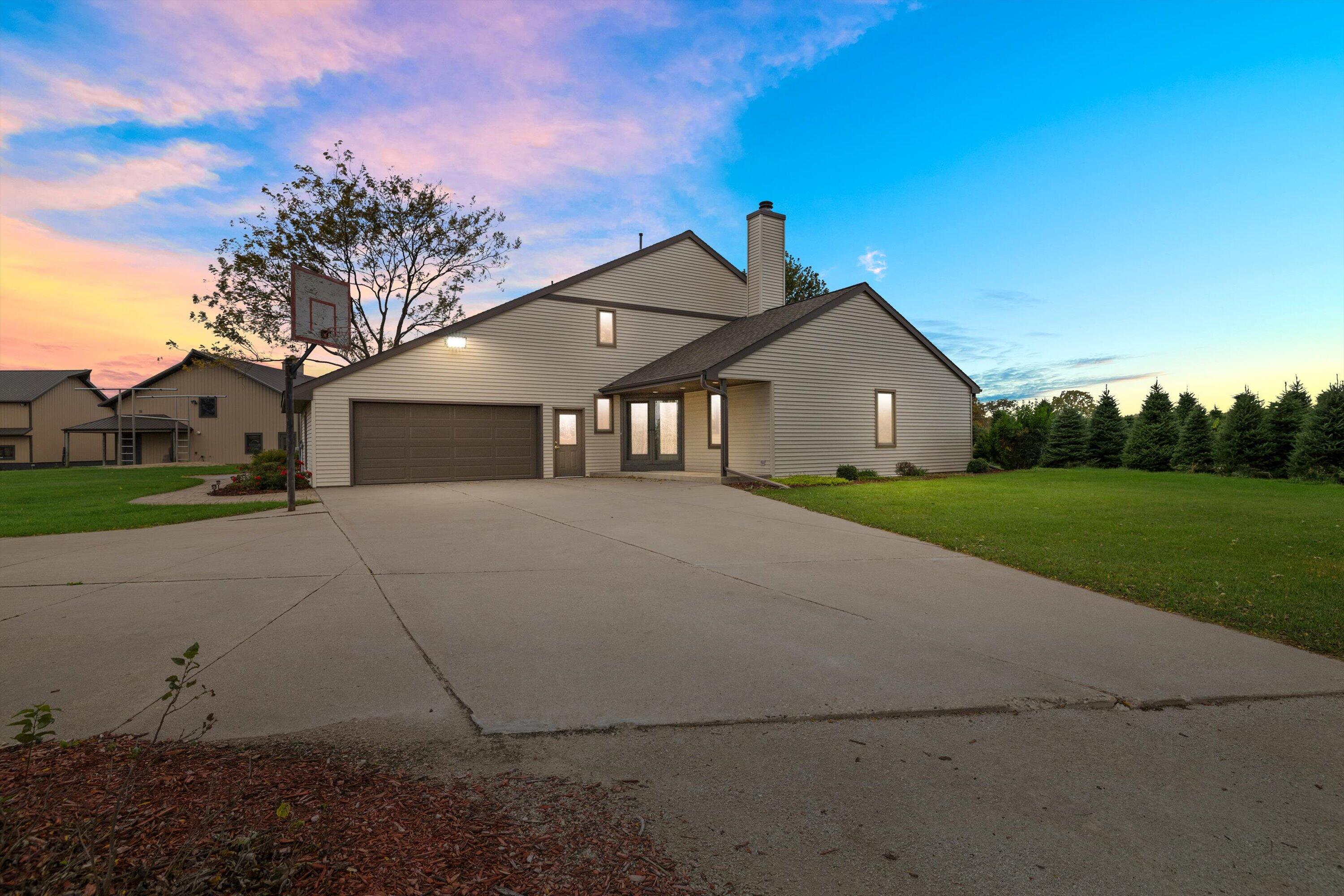 East Troy, Wisconsin, 53120, United States, 4 Bedrooms Bedrooms, ,3 BathroomsBathrooms,Residential,Active,1969679