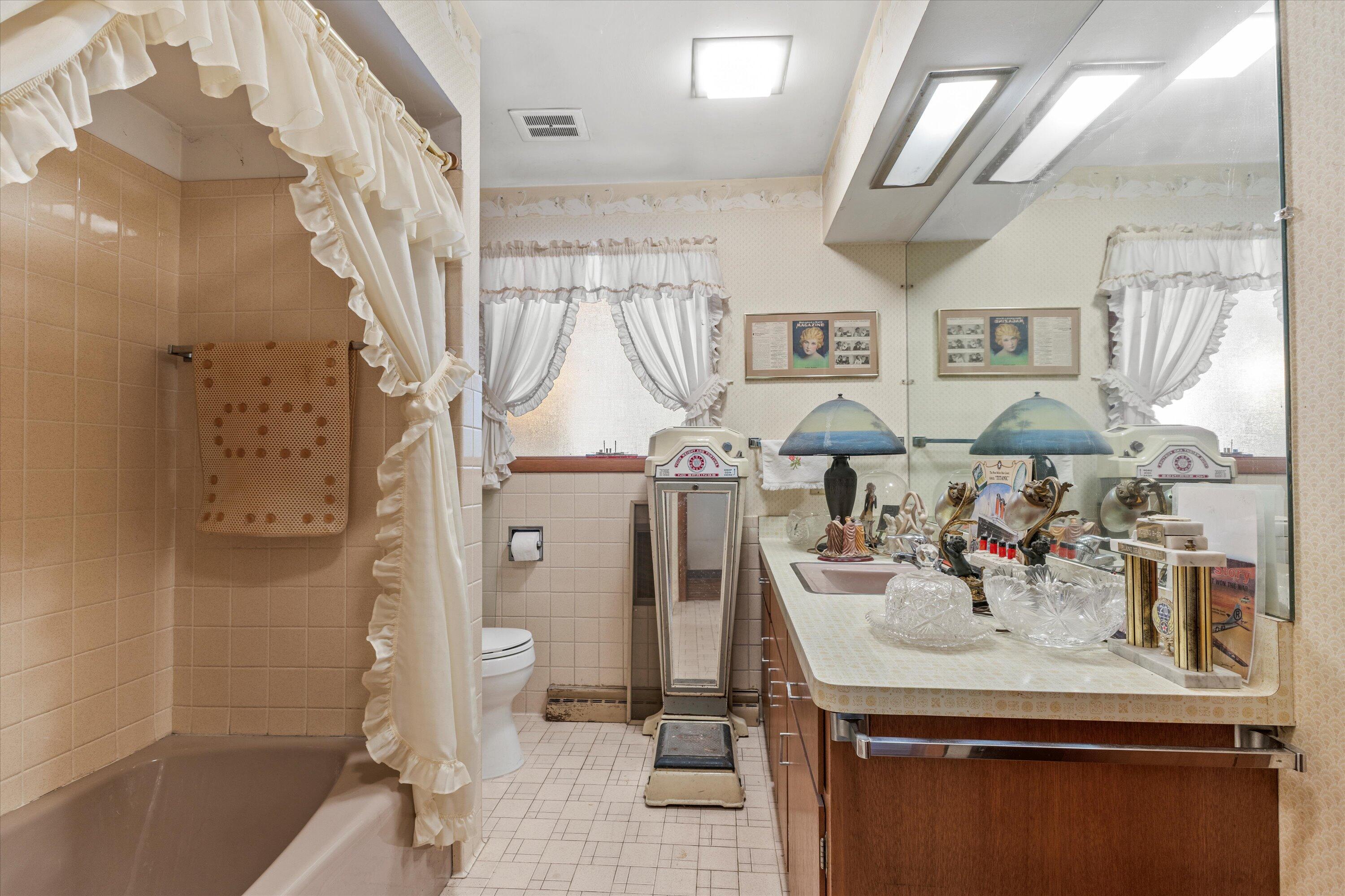 Racine, Wisconsin, 53402, United States, 3 Bedrooms Bedrooms, ,2 BathroomsBathrooms,Residential,Active,1985849