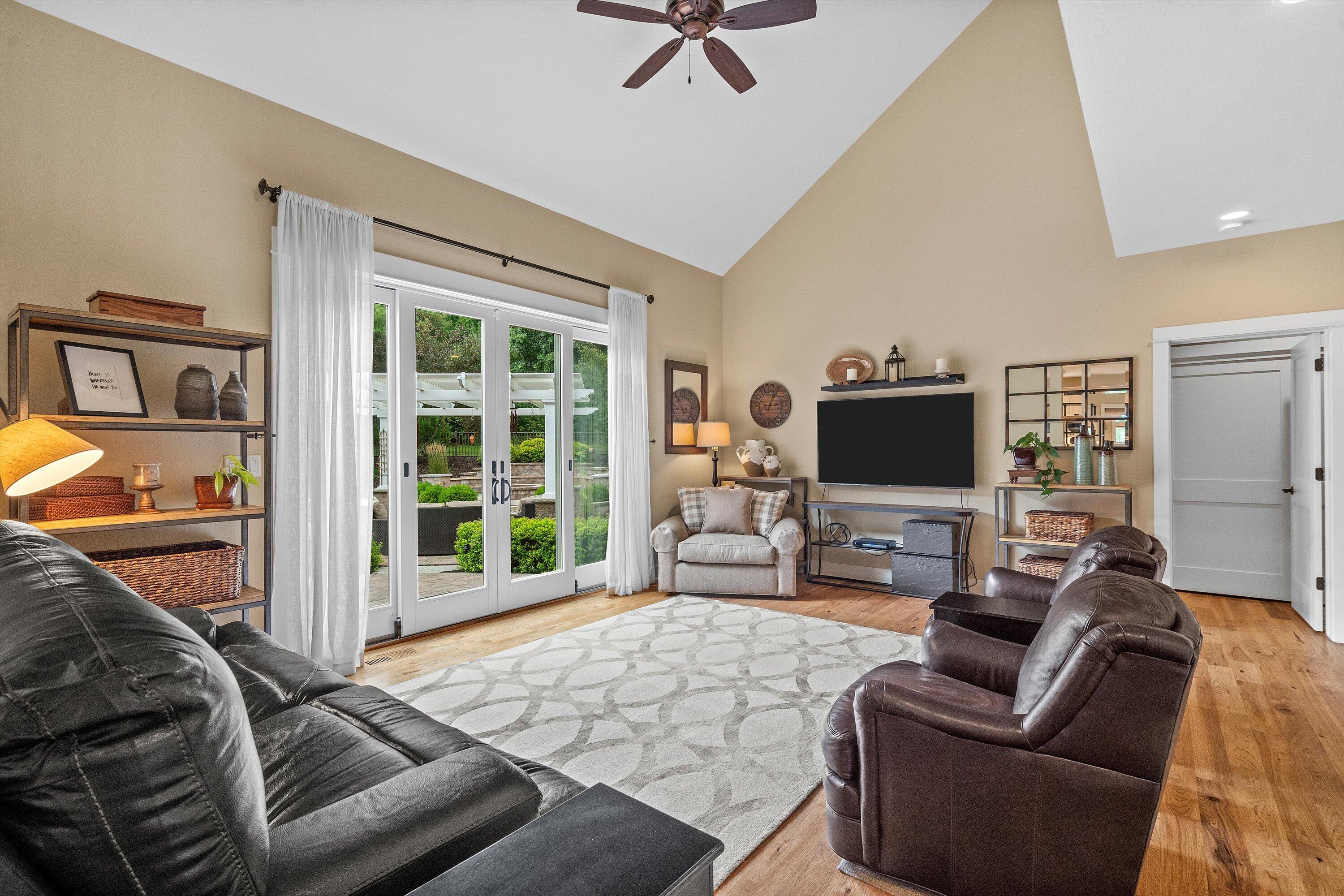 Delafield, Wisconsin, 53018, United States, 3 Bedrooms Bedrooms, ,3 BathroomsBathrooms,Residential,Pending,1936457