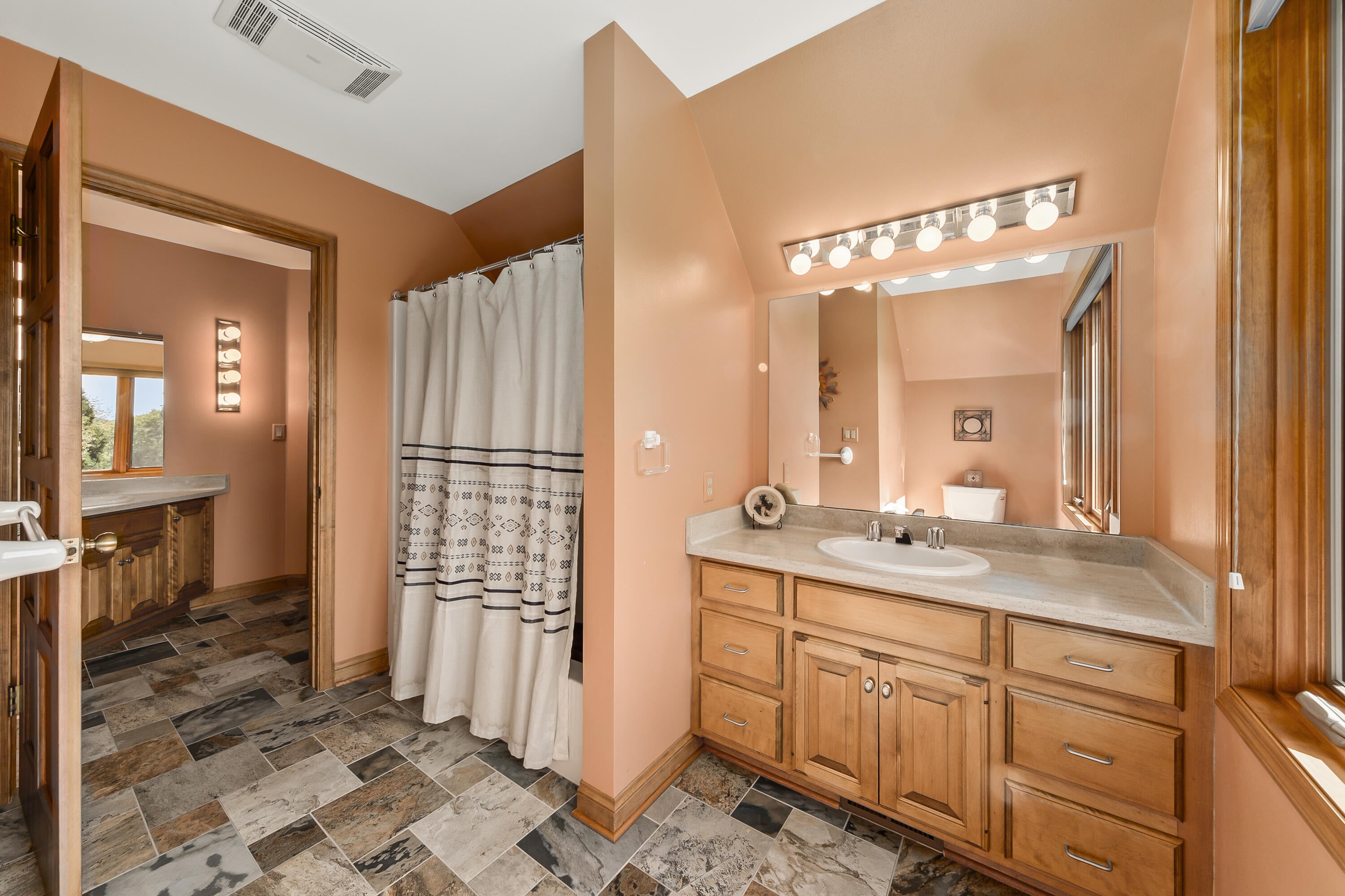 Dousman, Wisconsin, 53118, United States, 5 Bedrooms Bedrooms, ,6 BathroomsBathrooms,Residential,Active,2015850