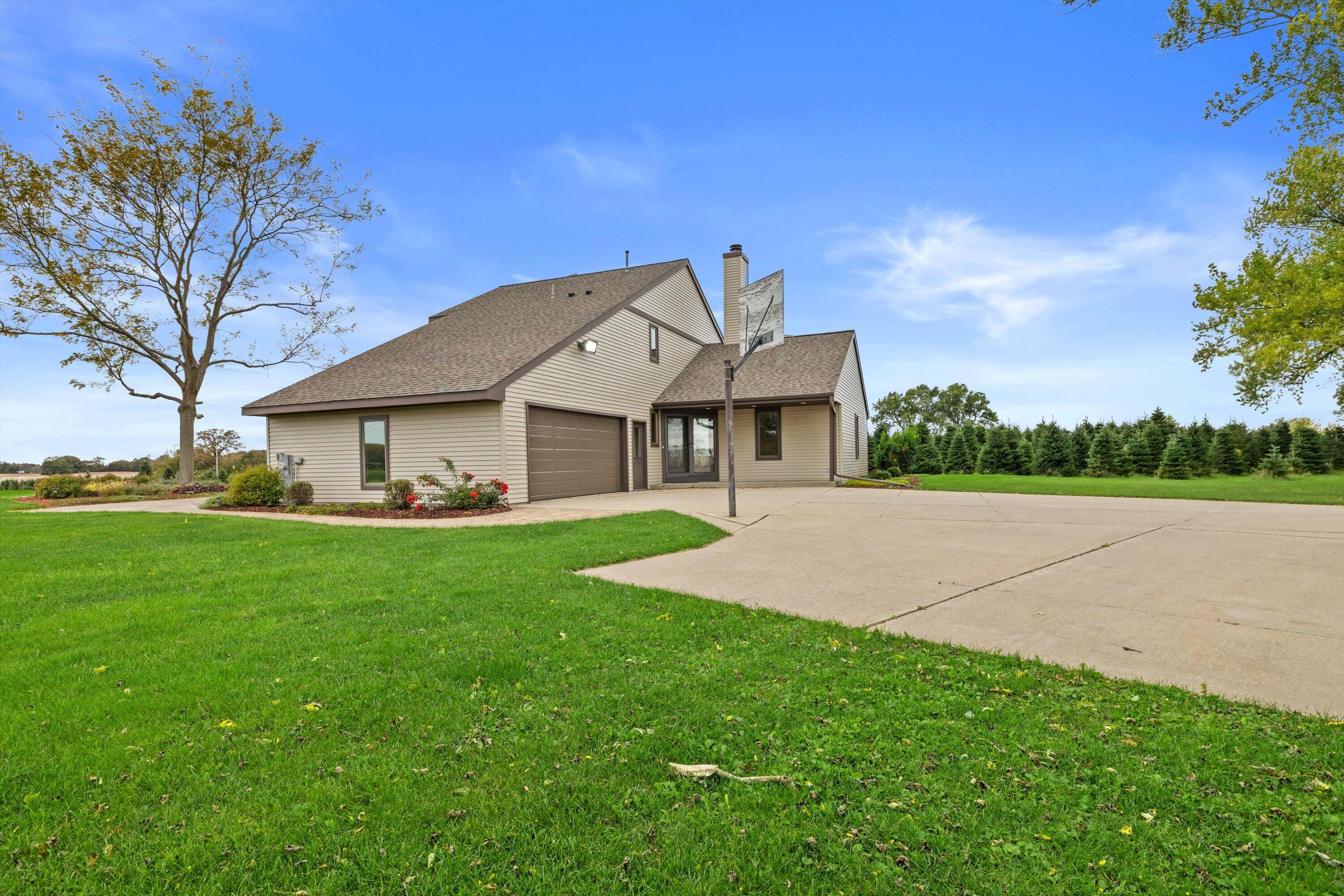 East Troy, Wisconsin, 53120, United States, 4 Bedrooms Bedrooms, ,3 BathroomsBathrooms,Residential,Active,1969679