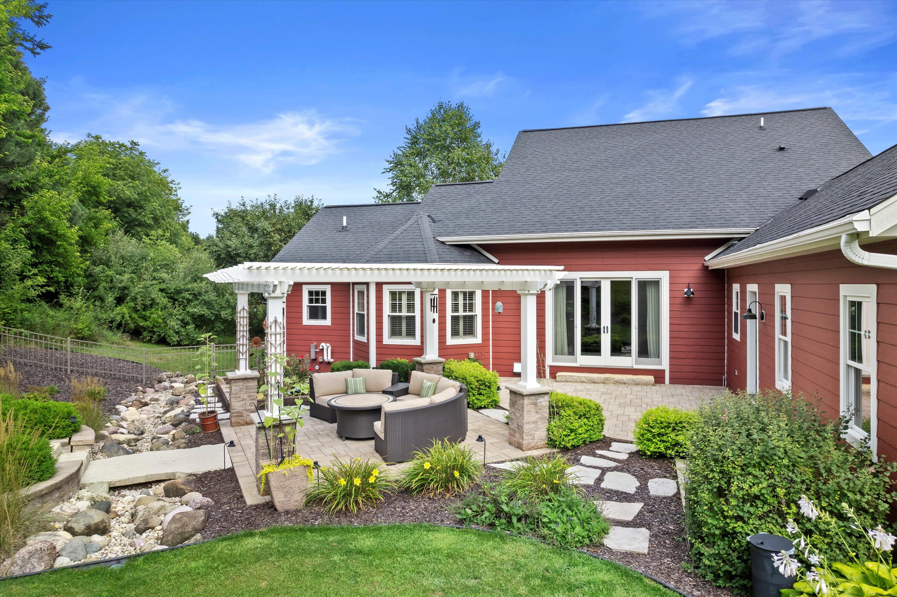 Delafield, Wisconsin, 53018, United States, 3 Bedrooms Bedrooms, ,3 BathroomsBathrooms,Residential,Pending,1936457