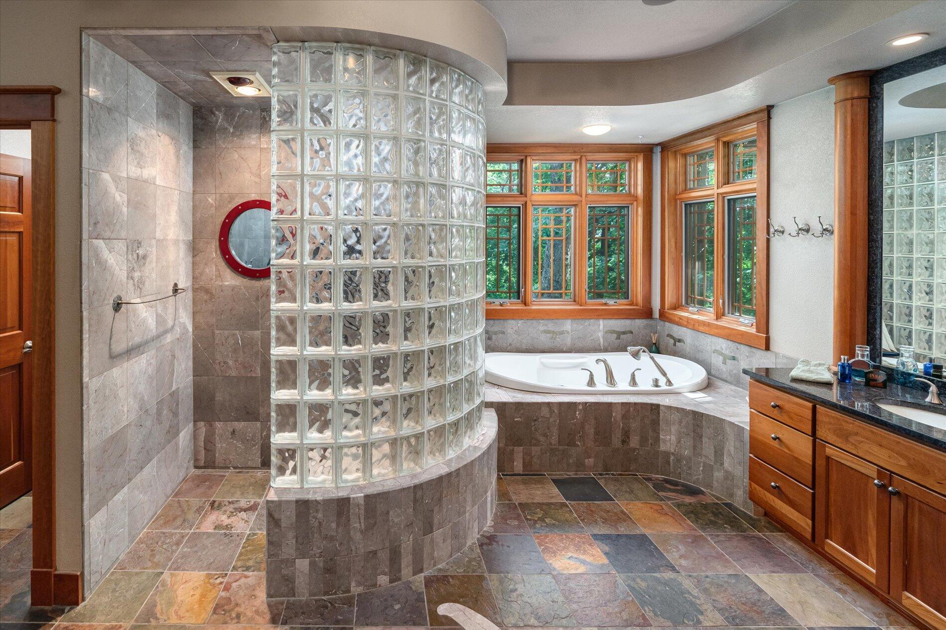 Onalaska, Wisconsin, 54650, United States, ,5 BathroomsBathrooms,Residential,Active,1808207