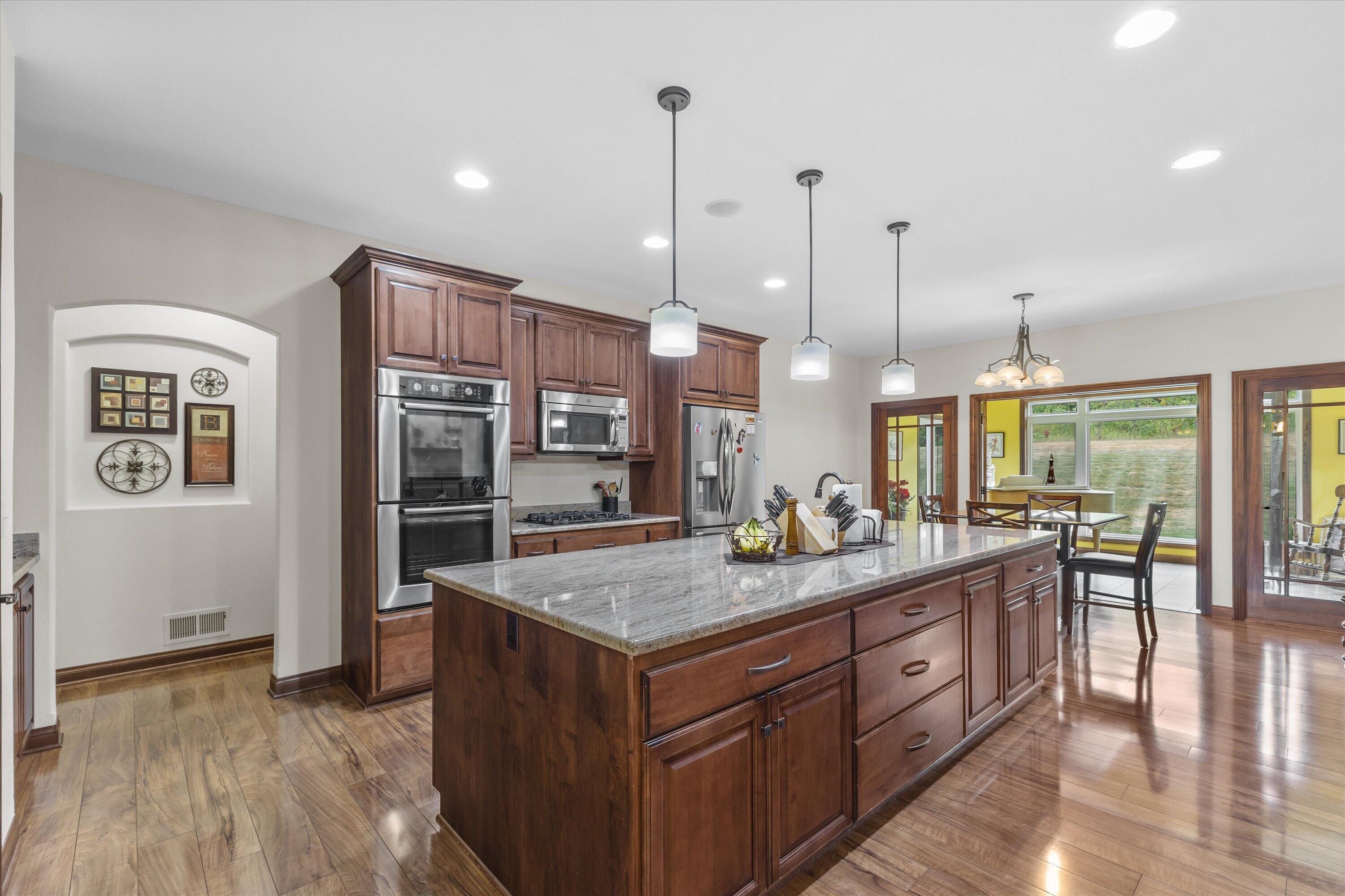Exquisite 2,800 sq. ft. custom ranch in desirable Rogers Glen! This st – image 7