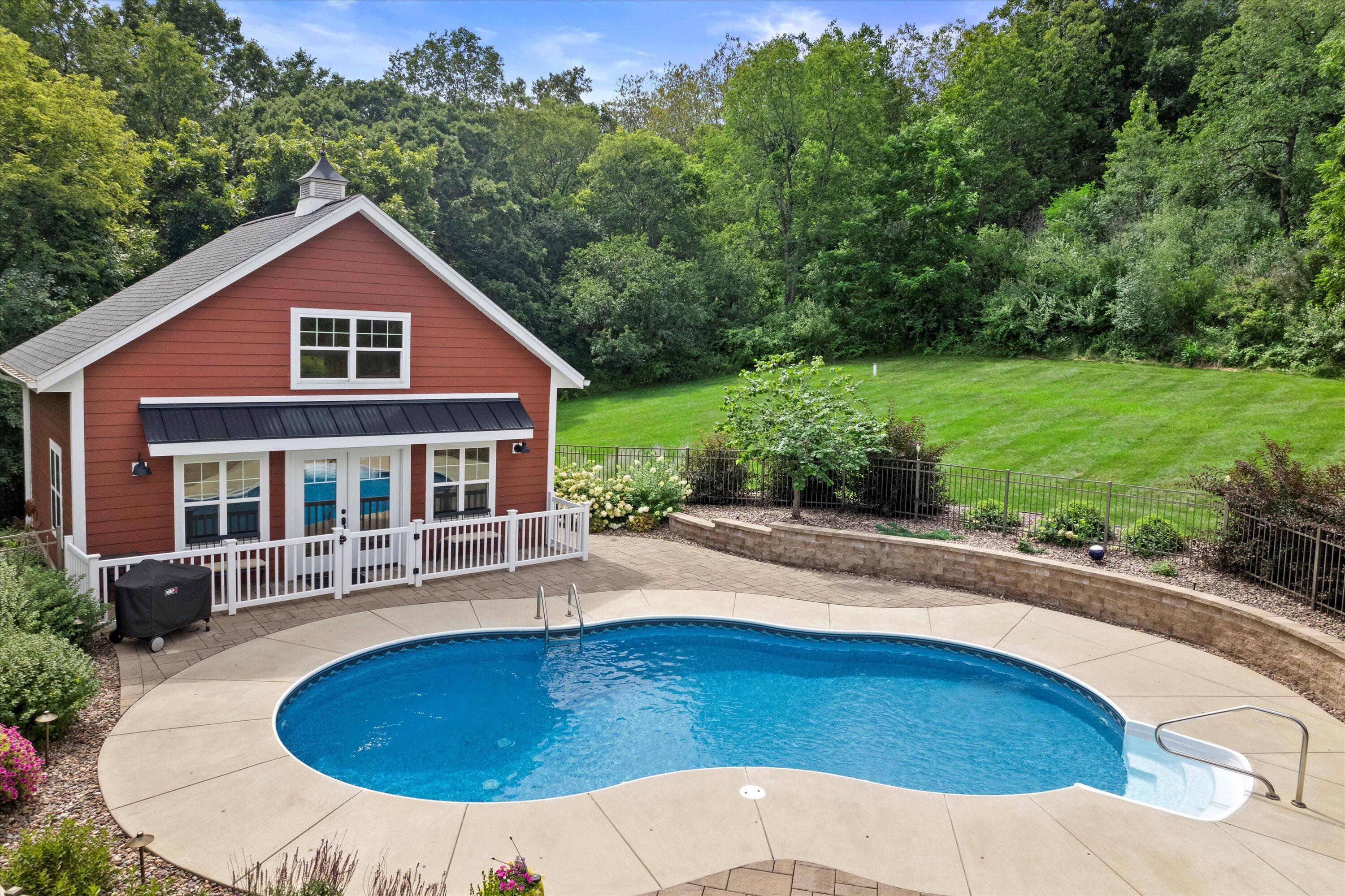 Delafield, Wisconsin, 53018, United States, 3 Bedrooms Bedrooms, ,3 BathroomsBathrooms,Residential,Pending,1936457