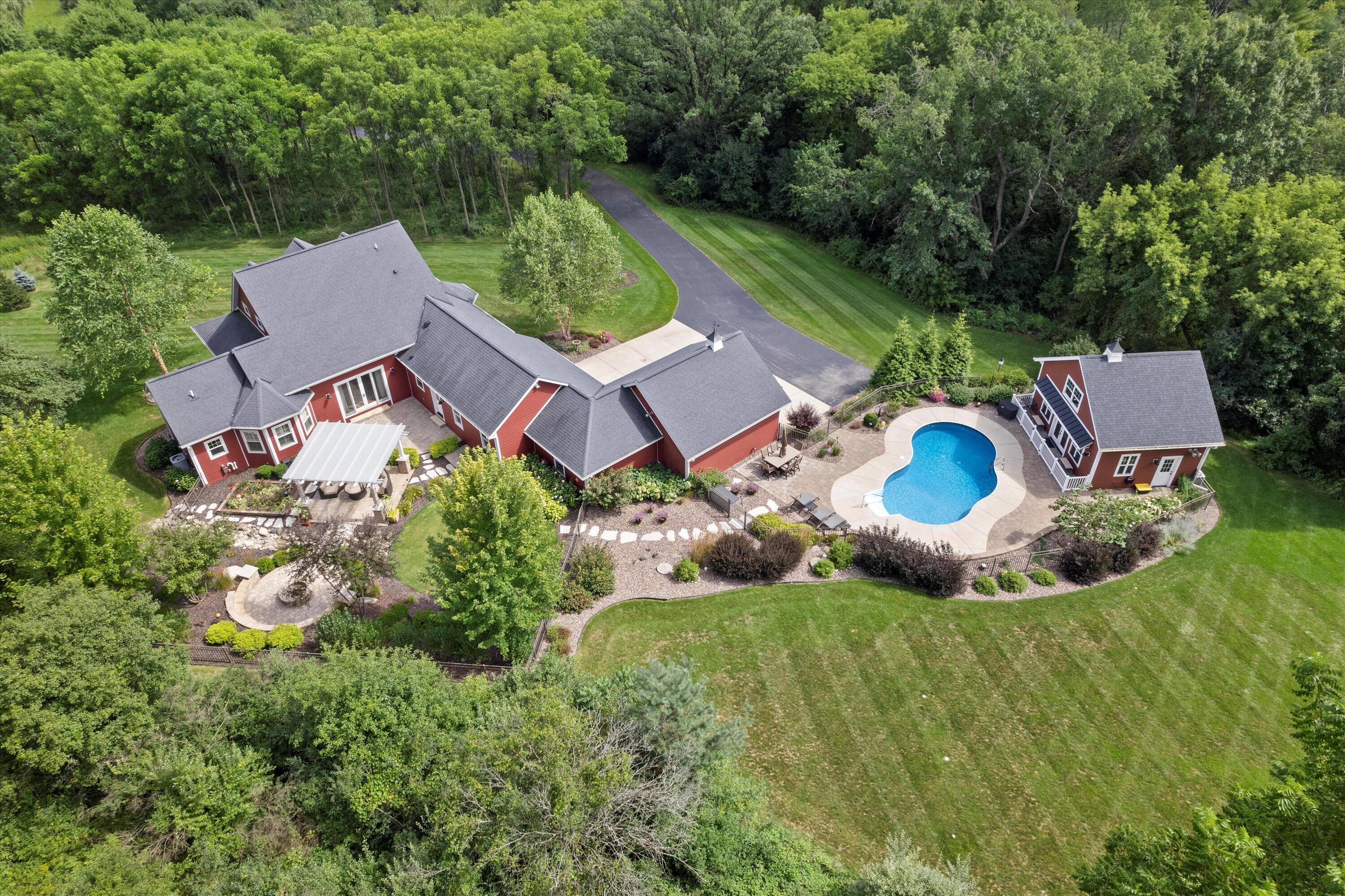 Delafield, Wisconsin, 53018, United States, 3 Bedrooms Bedrooms, ,3 BathroomsBathrooms,Residential,Pending,1936457