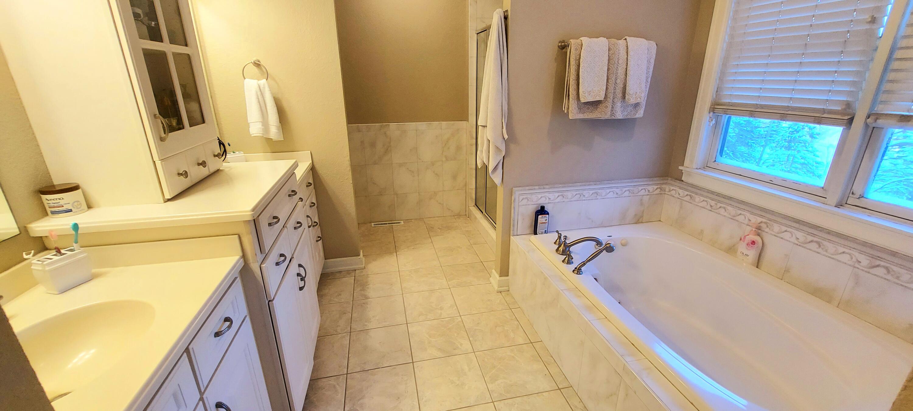 Slinger, Wisconsin, 53086, United States, 5 Bedrooms Bedrooms, ,4 BathroomsBathrooms,Residential,Active,2011435