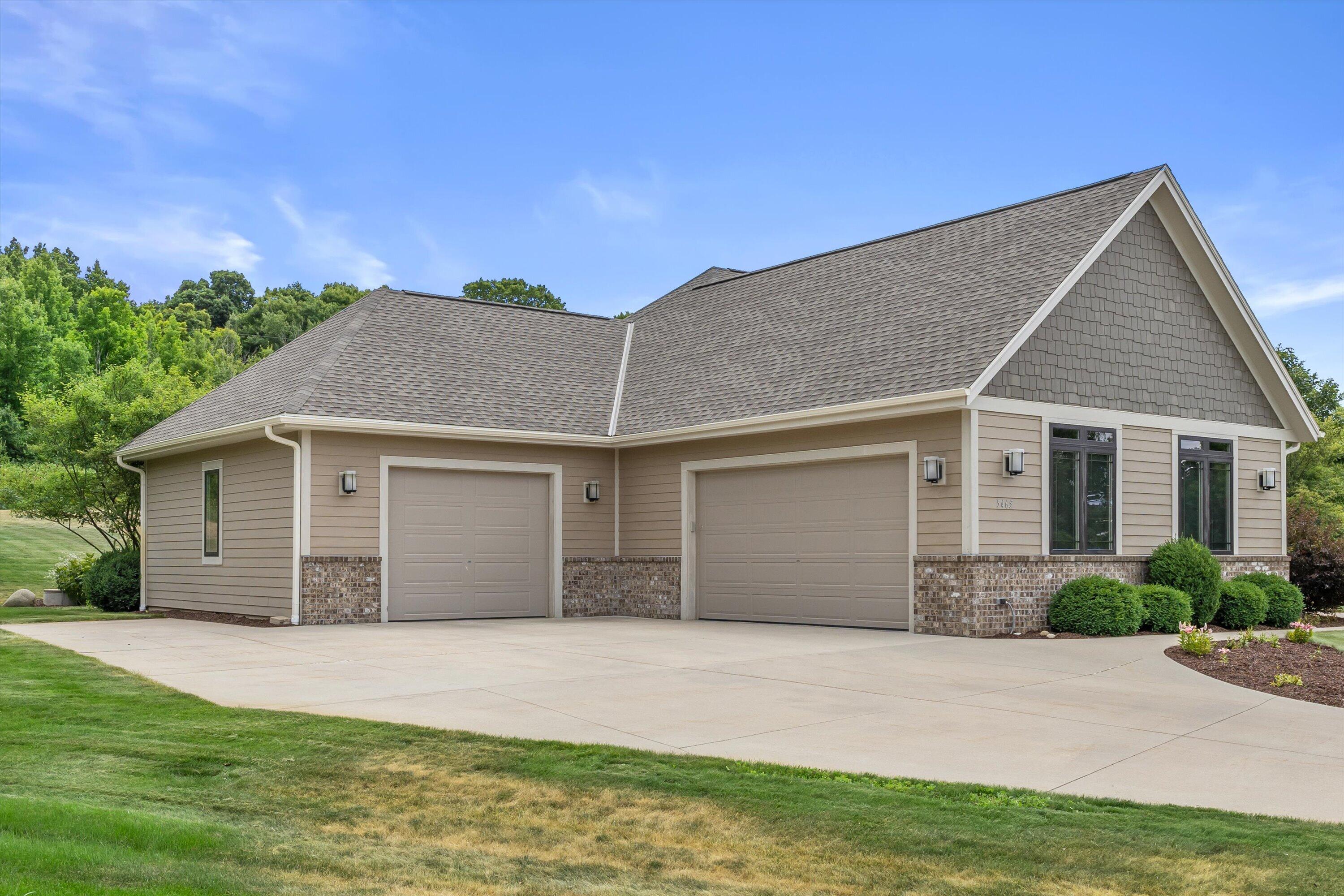 Exquisite 2,800 sq. ft. custom ranch in desirable Rogers Glen! This st – image 4