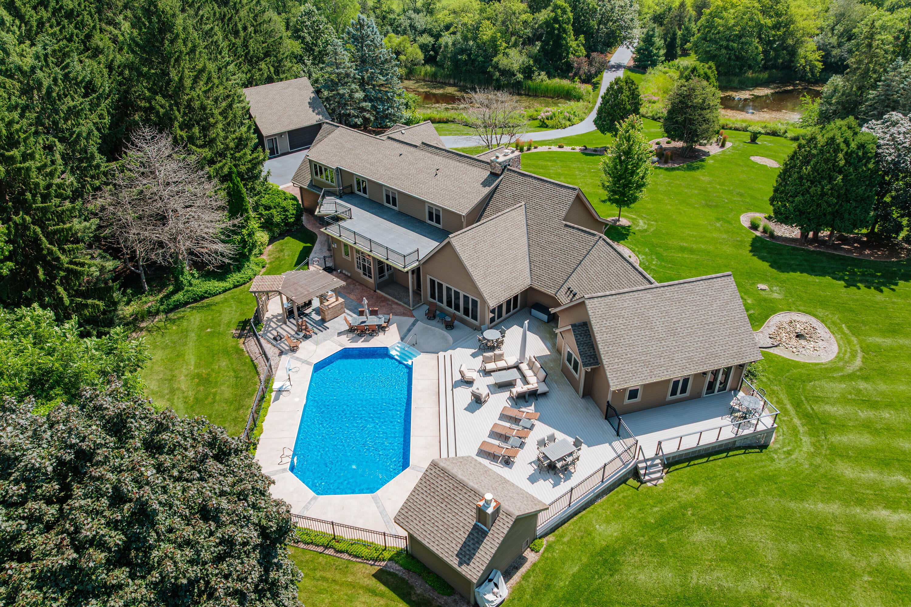 Dousman, Wisconsin, 53118, United States, 5 Bedrooms Bedrooms, ,6 BathroomsBathrooms,Residential,Active,2015850