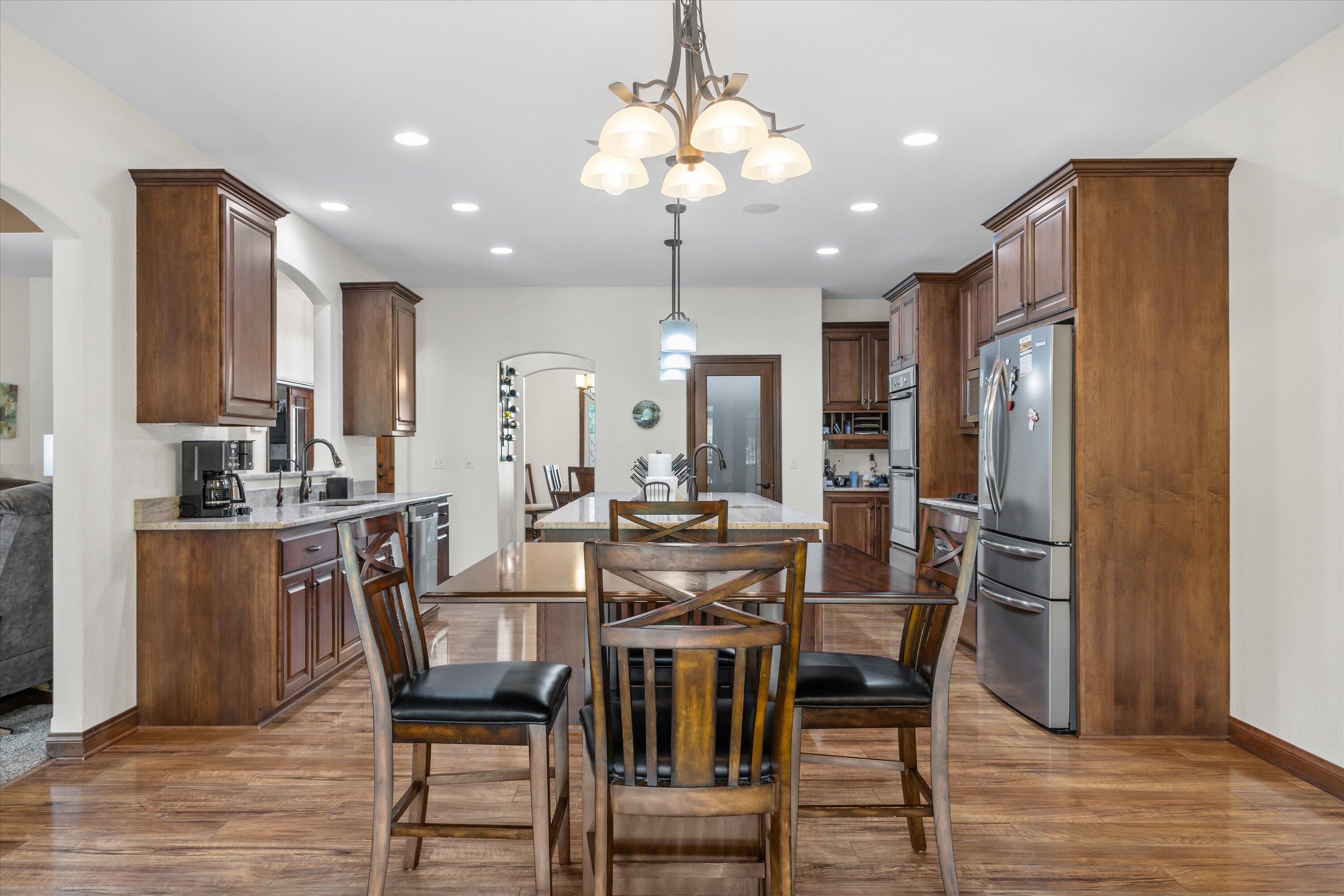 Exquisite 2,800 sq. ft. custom ranch in desirable Rogers Glen! This st – image 9