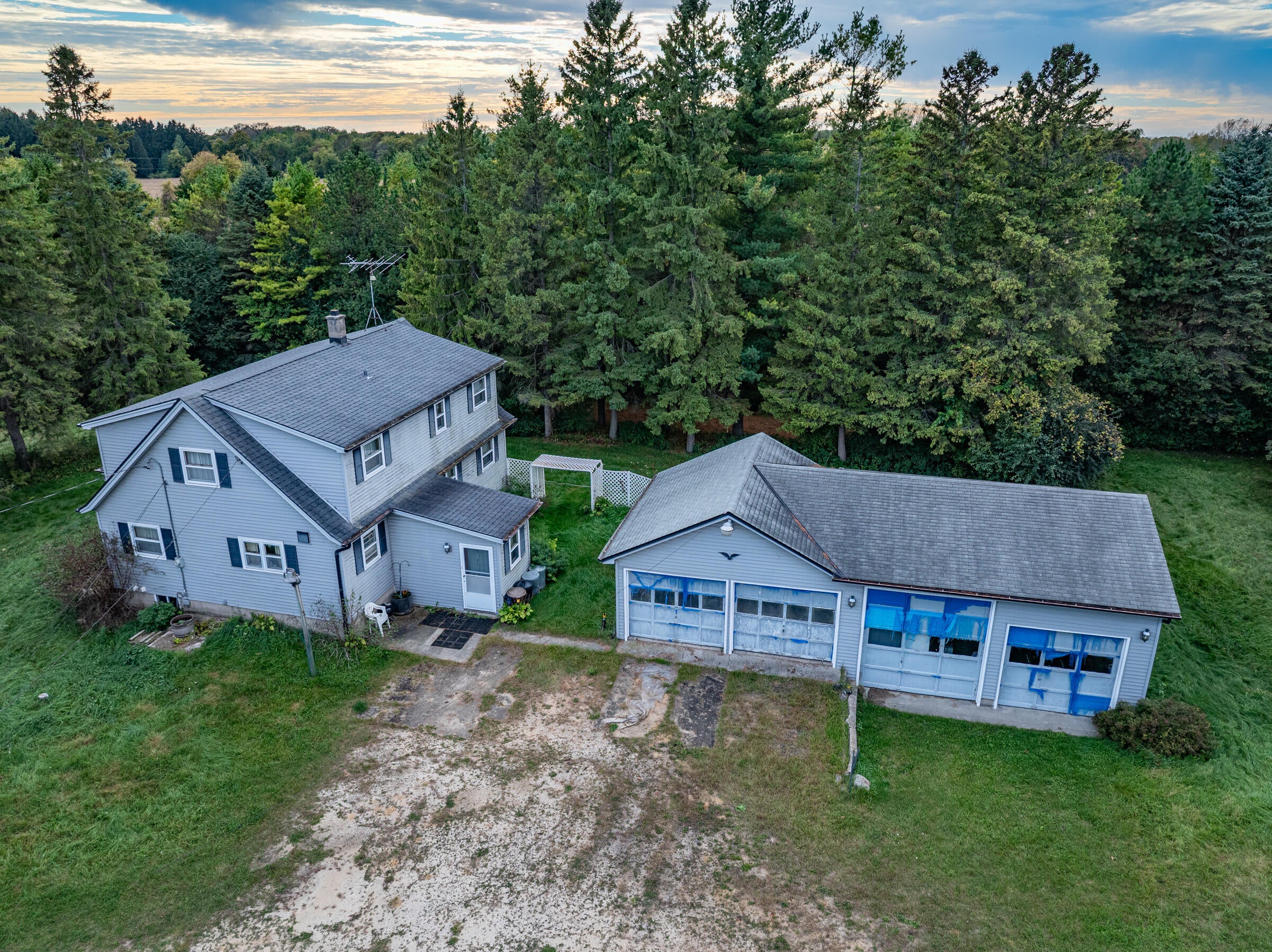 Cedarburg, Wisconsin, 53012, United States, 4 Bedrooms Bedrooms, ,2 BathroomsBathrooms,Residential,Active,1992264