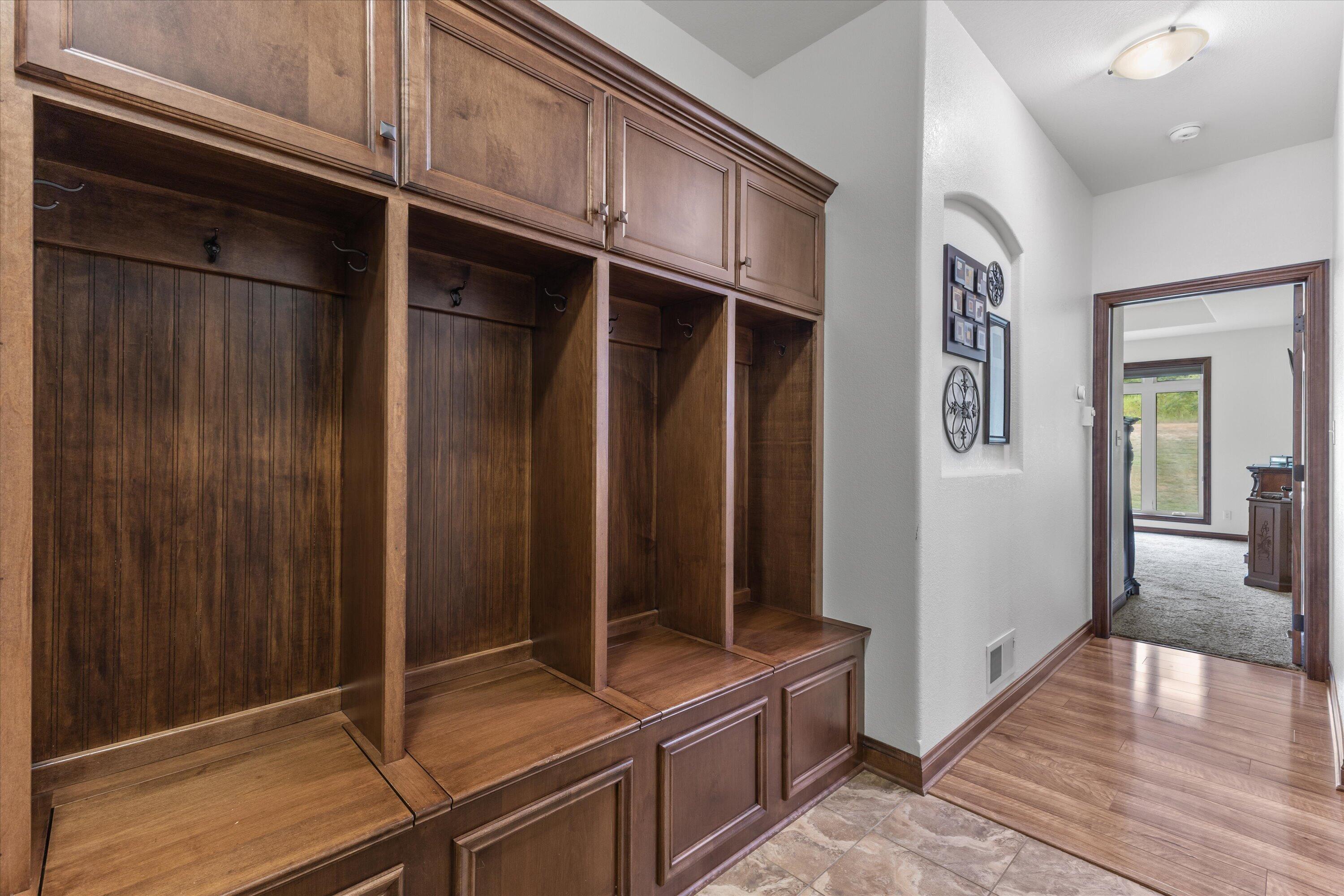 Exquisite 2,800 sq. ft. custom ranch in desirable Rogers Glen! This st – image 26