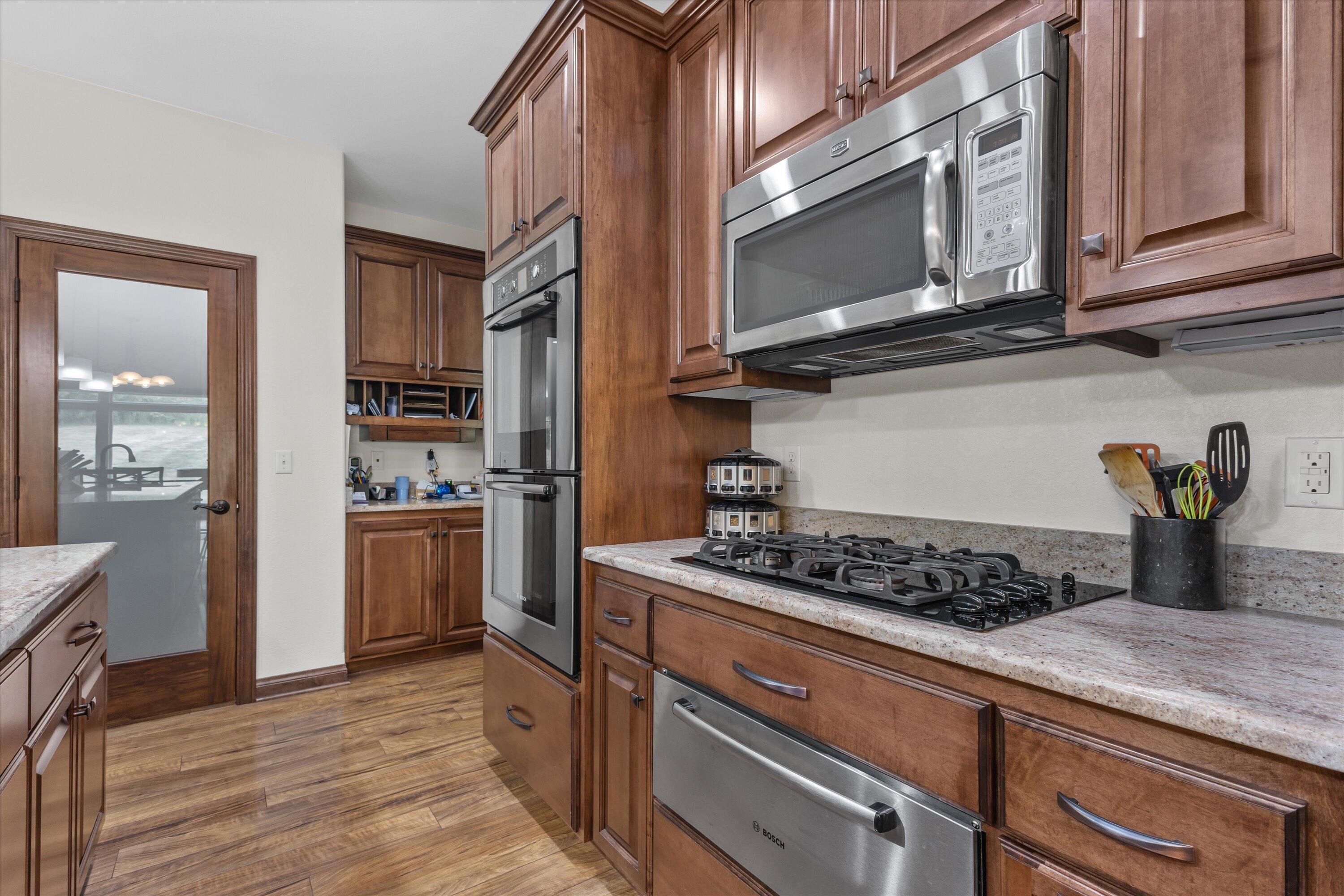 Exquisite 2,800 sq. ft. custom ranch in desirable Rogers Glen! This st – image 12