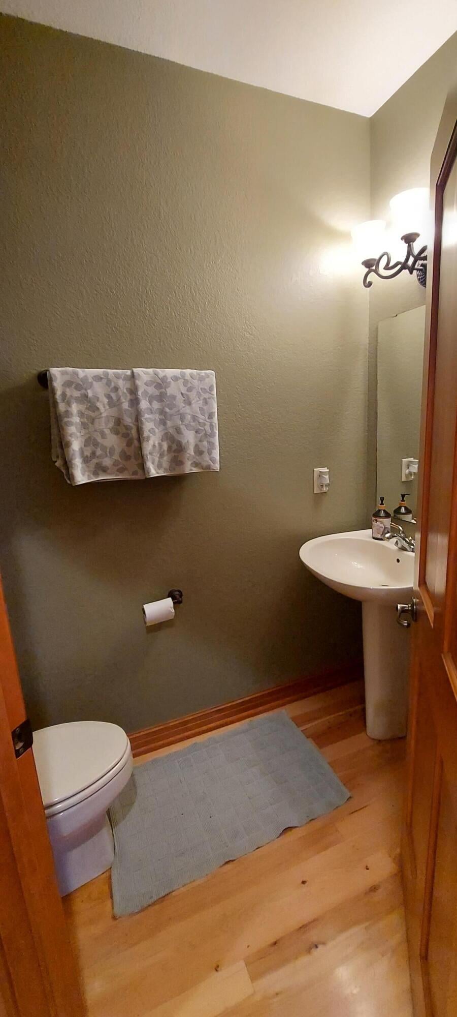 Slinger, Wisconsin, 53086, United States, 5 Bedrooms Bedrooms, ,4 BathroomsBathrooms,Residential,Active,2011435