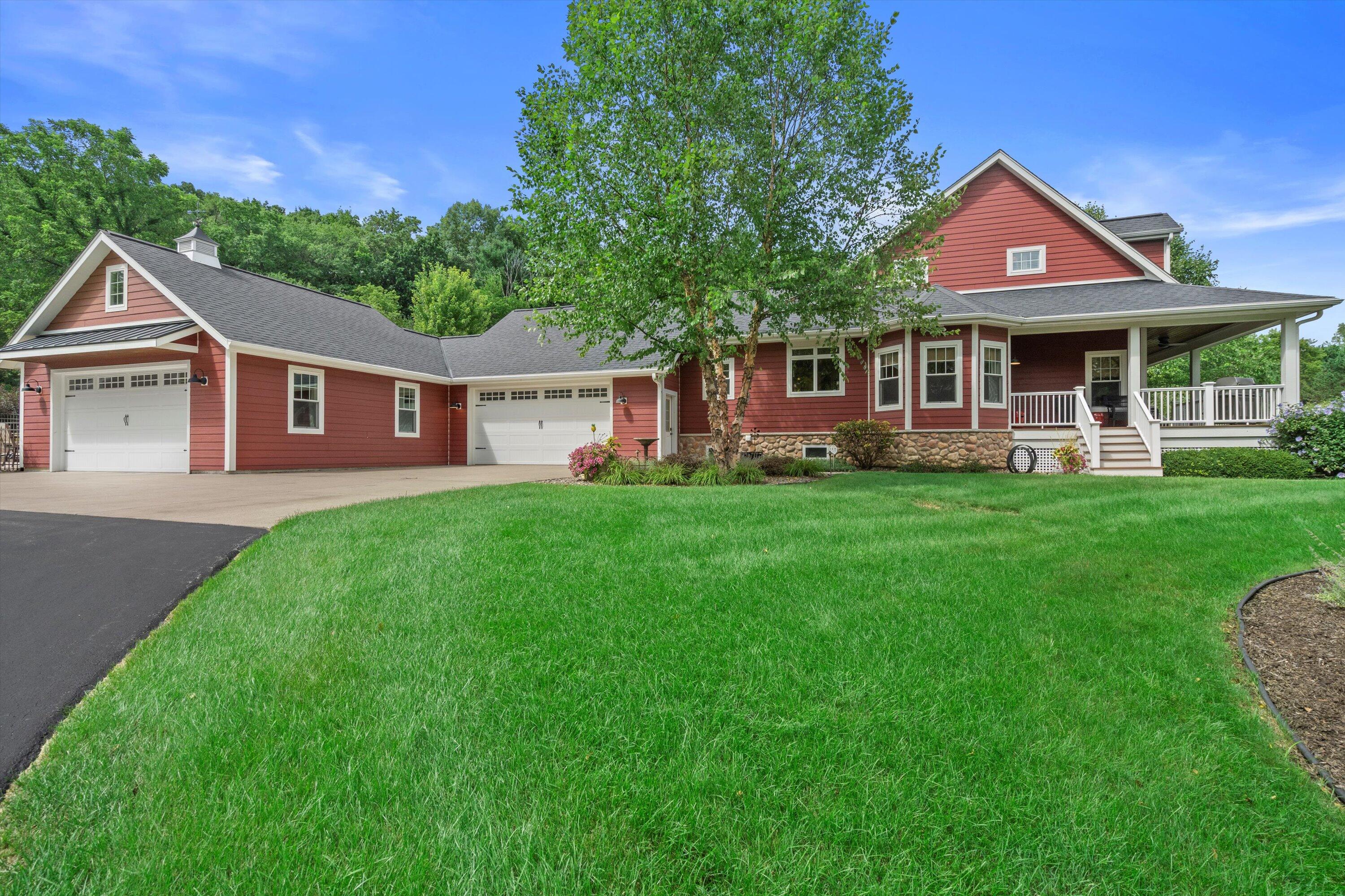 Delafield, Wisconsin, 53018, United States, 3 Bedrooms Bedrooms, ,3 BathroomsBathrooms,Residential,Pending,1936457