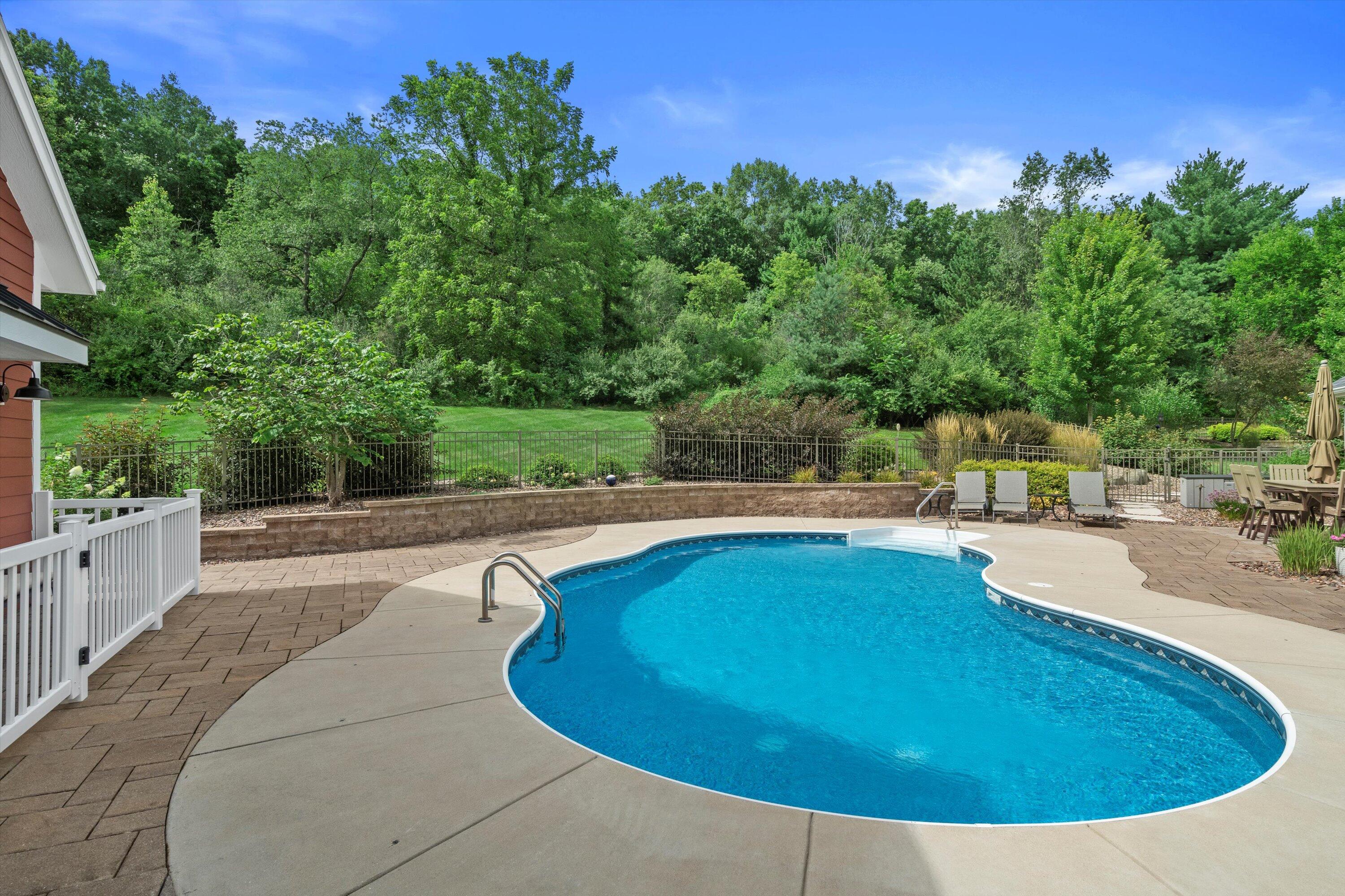 Delafield, Wisconsin, 53018, United States, 3 Bedrooms Bedrooms, ,3 BathroomsBathrooms,Residential,Pending,1936457