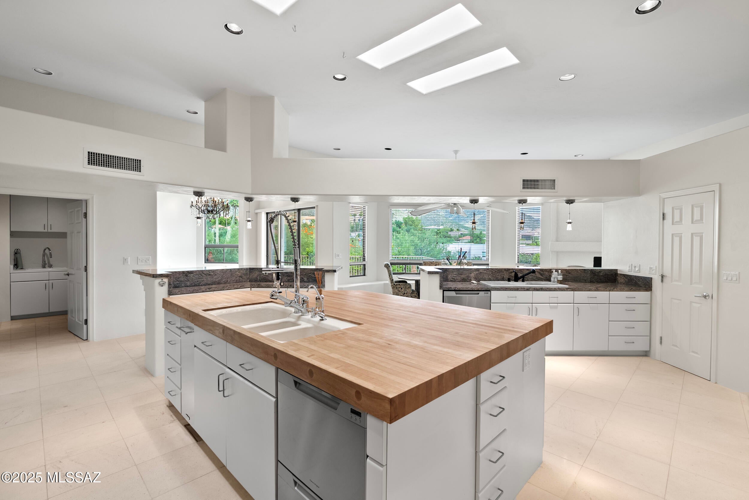 Tucson, Arizona, 85718, United States, 5 Bedrooms Bedrooms, ,4 BathroomsBathrooms,Residential,Active,1929922