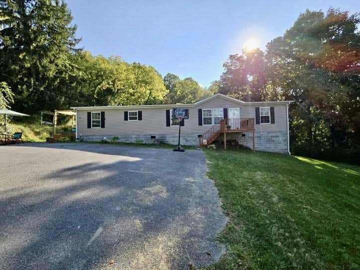 266 DILLOW RD, BLUEFIELD, WV 24701, photo 1 of 41