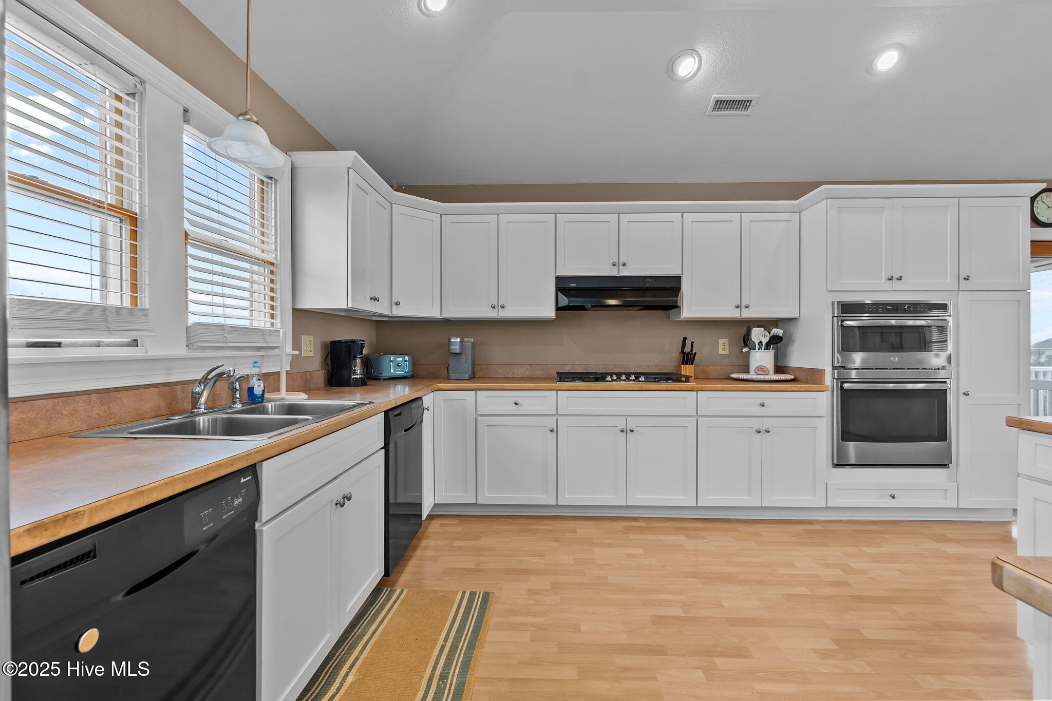 Corolla, North Carolina, 27927, United States, 6 Bedrooms Bedrooms, ,6 BathroomsBathrooms,Residential,Pending,1945084