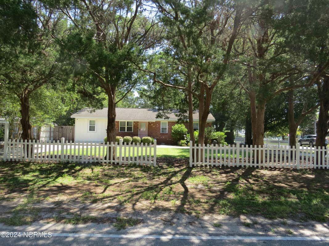 302 E LEONARD ST, SOUTHPORT, NC 28461, photo 1 of 51