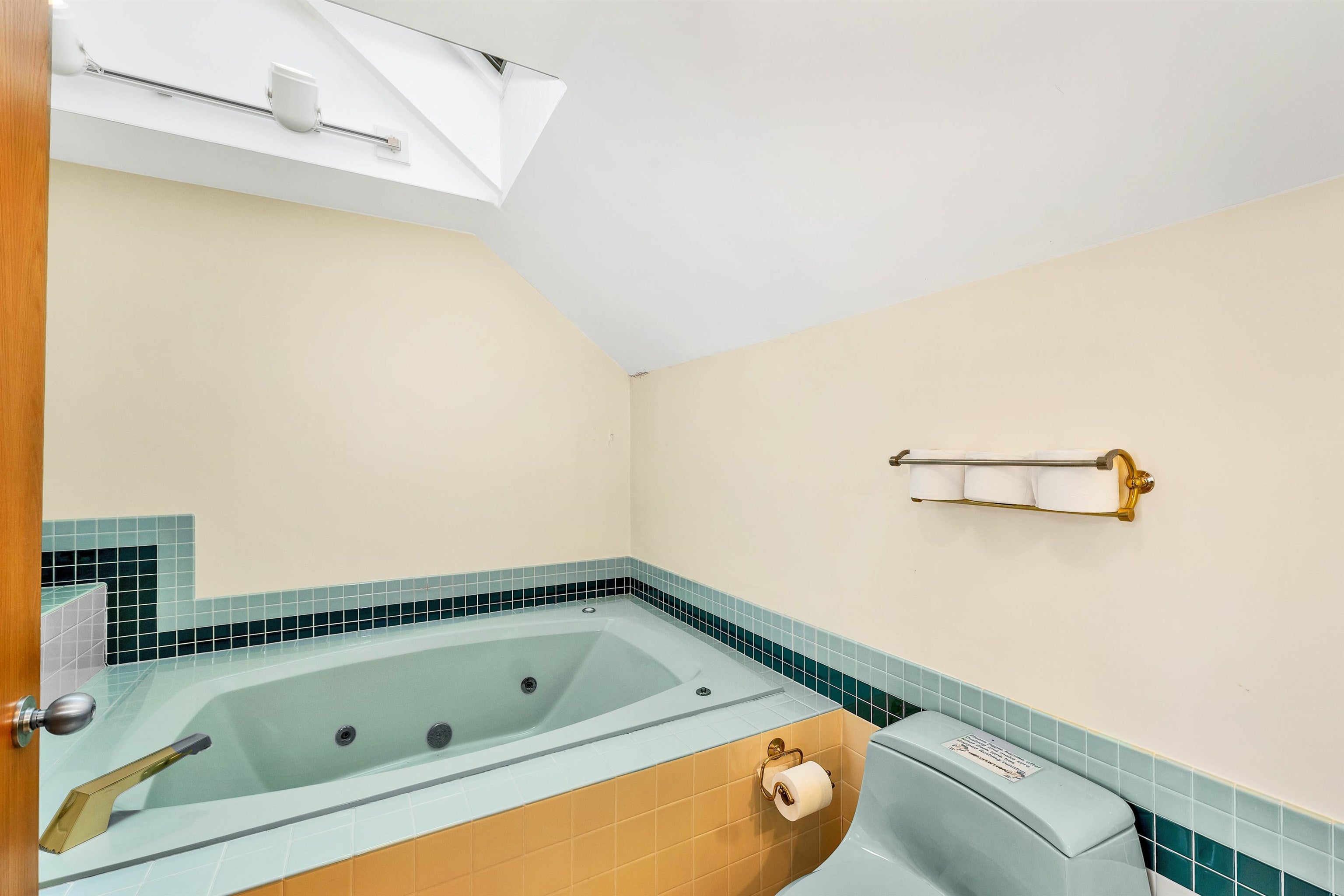 Hebron, New Hampshire, 03241, United States, 4 Bedrooms Bedrooms, ,4 BathroomsBathrooms,Residential,Pending,2009160