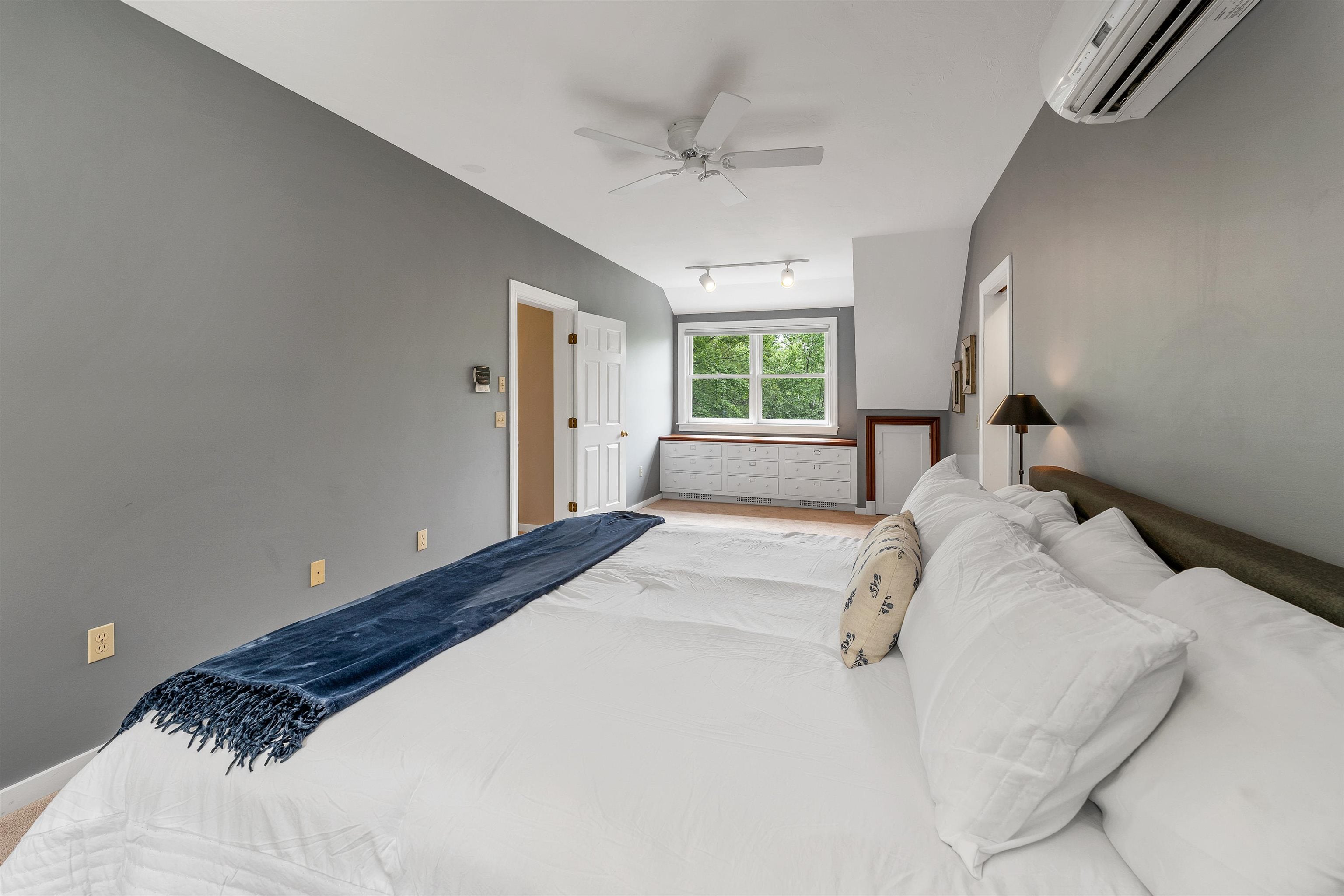 Meredith, New Hampshire, 03253, United States, 4 Bedrooms Bedrooms, ,5 BathroomsBathrooms,Residential,Pending,2045598