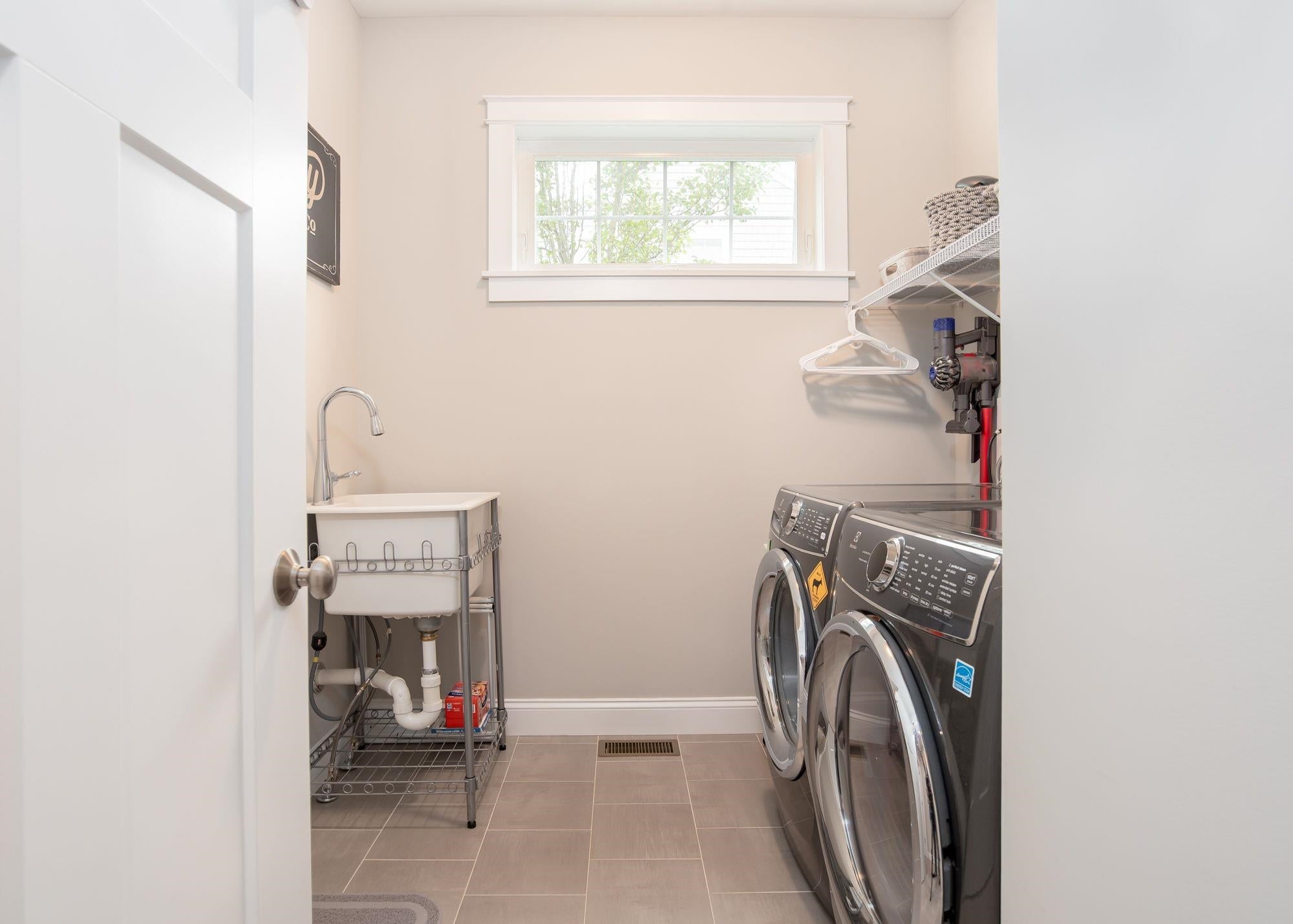 Portsmouth, New Hampshire, 03801, United States, 3 Bedrooms Bedrooms, ,3 BathroomsBathrooms,Residential,Active,1941146