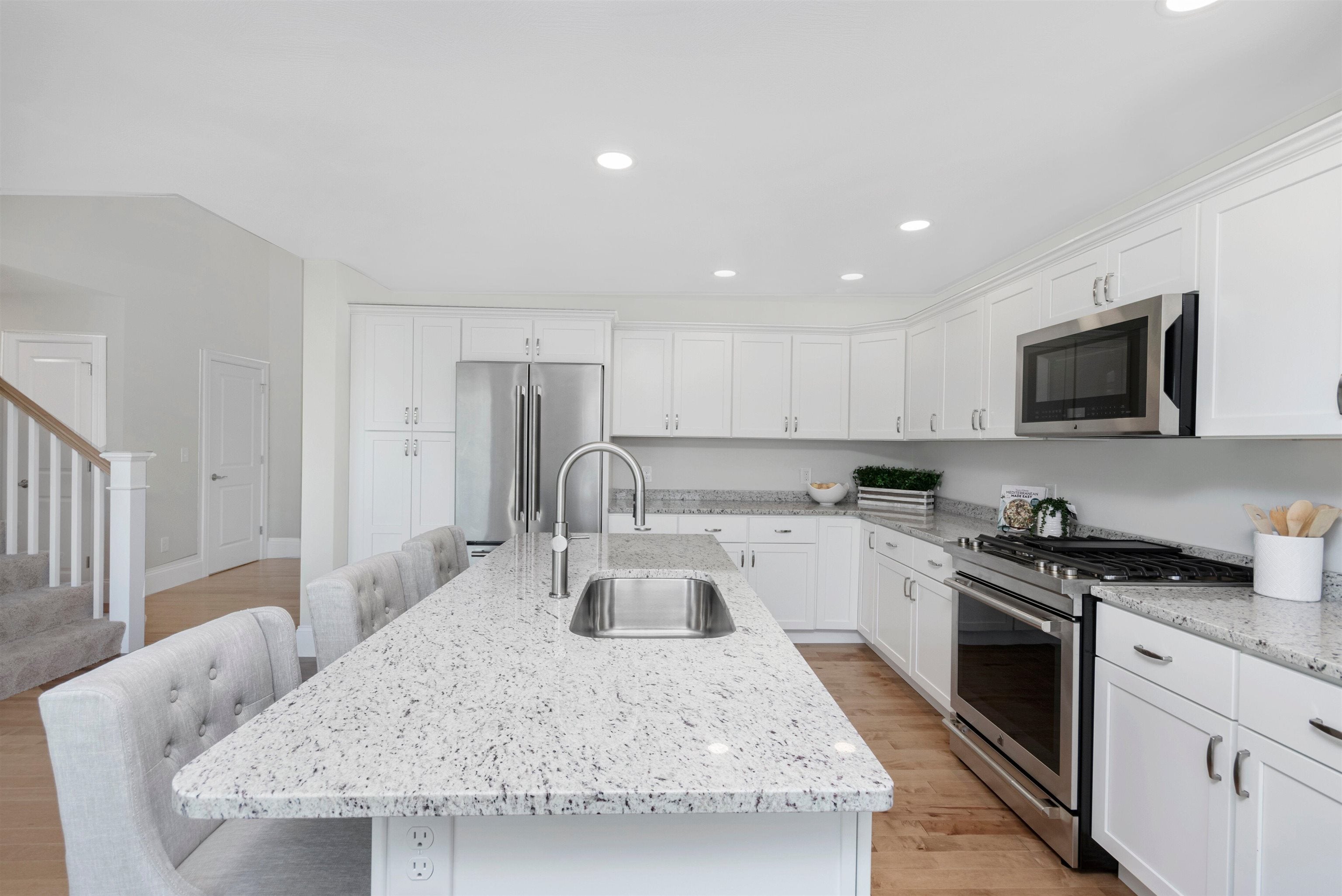Hudson, New Hampshire, 03051, United States, 5 Bedrooms Bedrooms, ,4 BathroomsBathrooms,Residential,Active,1945207