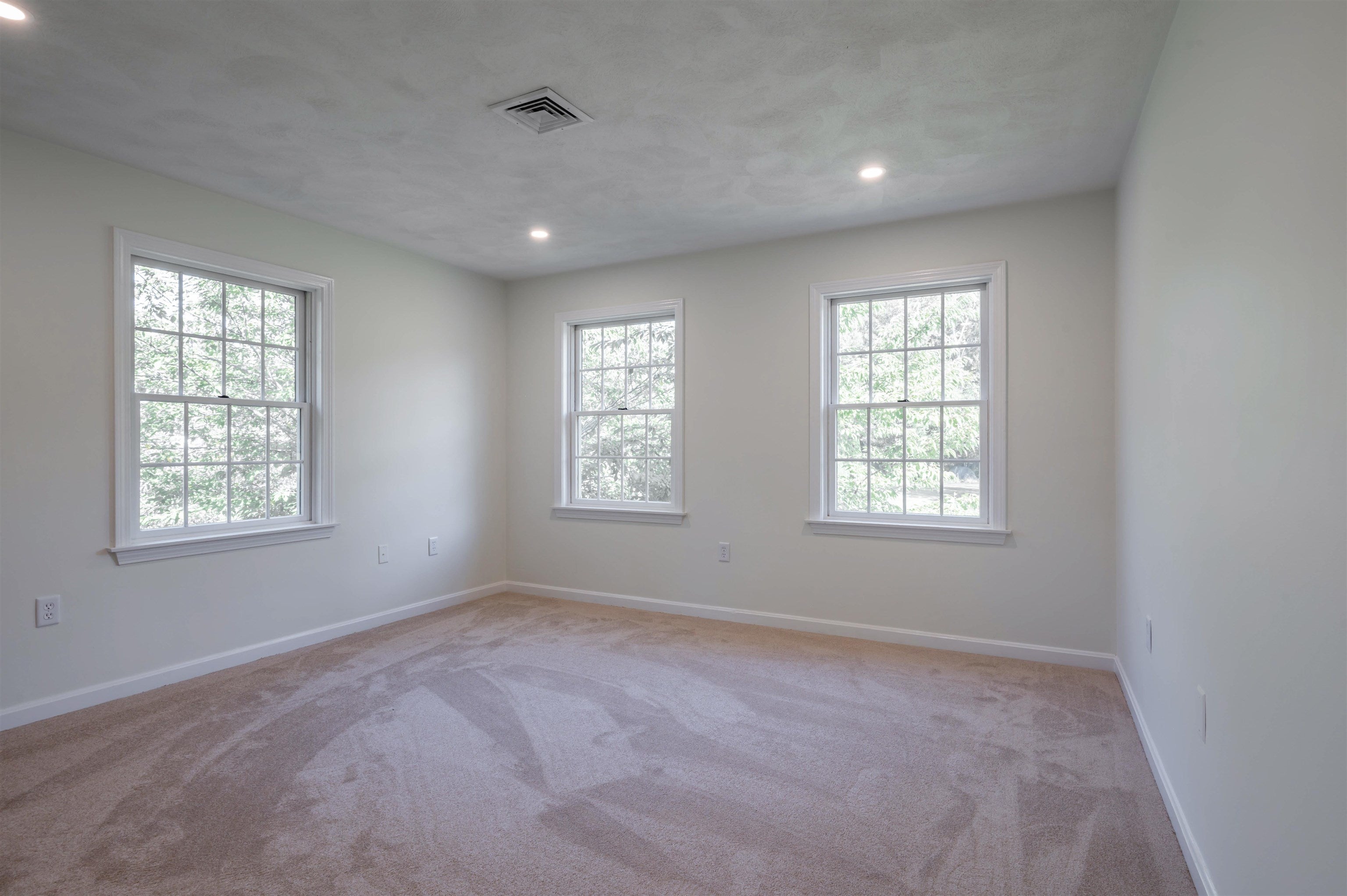 Salem, New Hampshire, 03079, United States, 4 Bedrooms Bedrooms, ,4 BathroomsBathrooms,Residential,Active,1953671