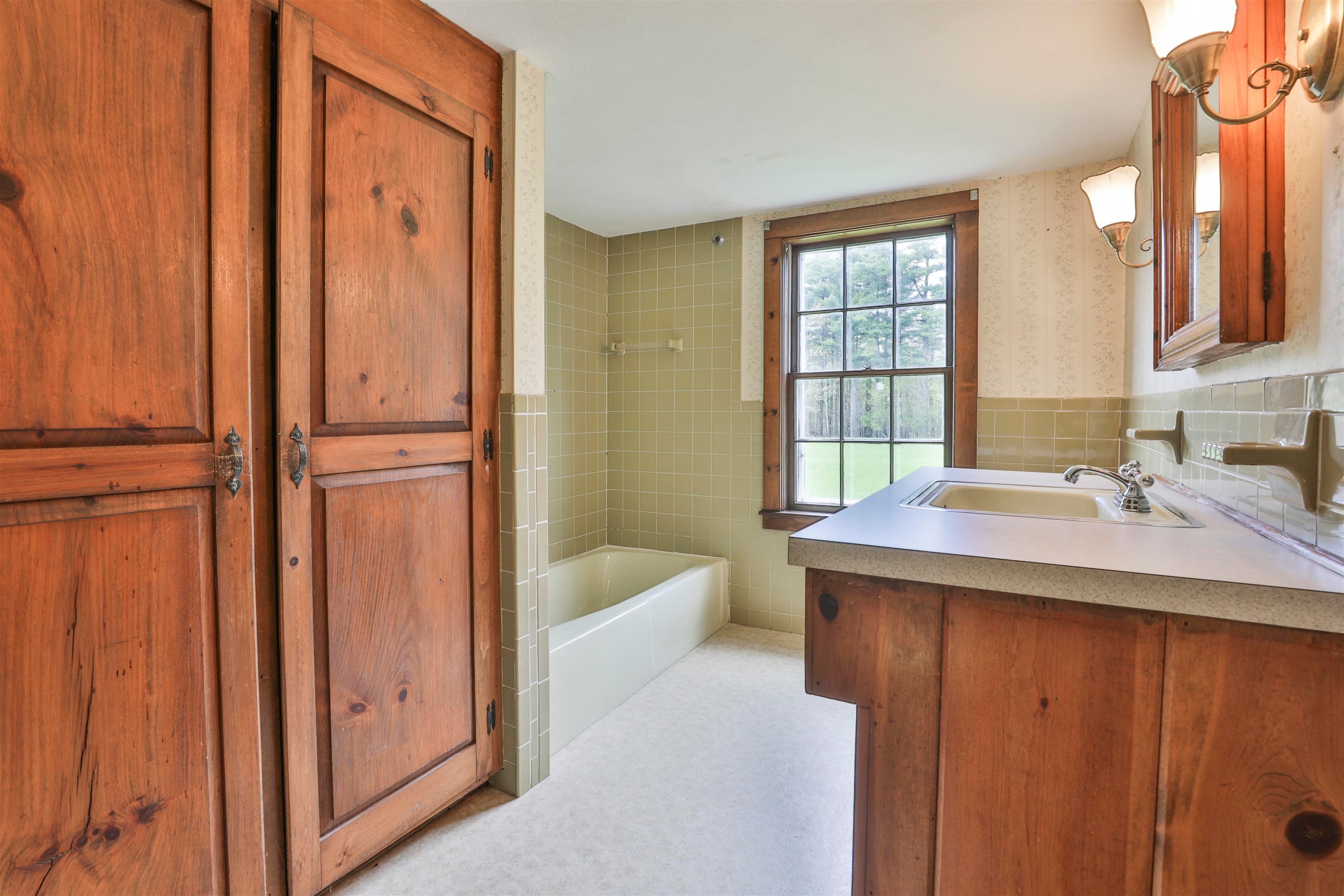 Derry, New Hampshire, 03038, United States, 3 Bedrooms Bedrooms, ,2 BathroomsBathrooms,Residential,Pending,2045748