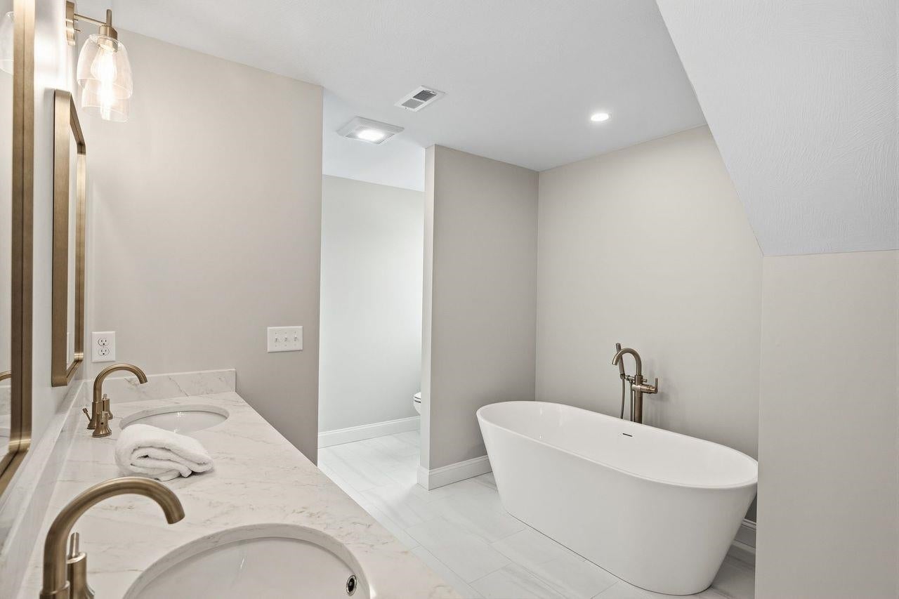 Derry, New Hampshire, 03038, United States, 4 Bedrooms Bedrooms, ,3 BathroomsBathrooms,Residential,Active,1992291