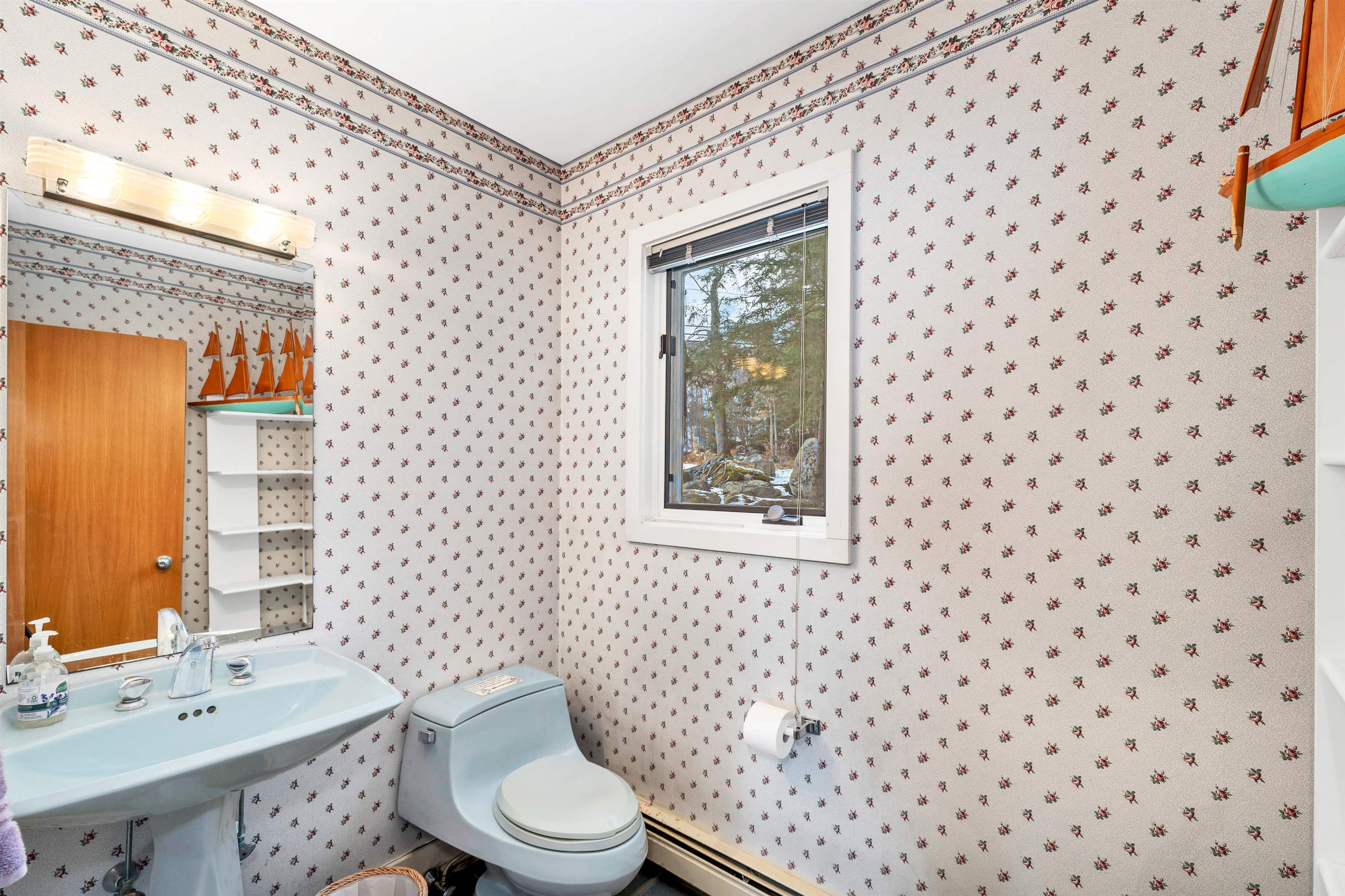 Hebron, New Hampshire, 03241, United States, 4 Bedrooms Bedrooms, ,4 BathroomsBathrooms,Residential,Pending,2009160