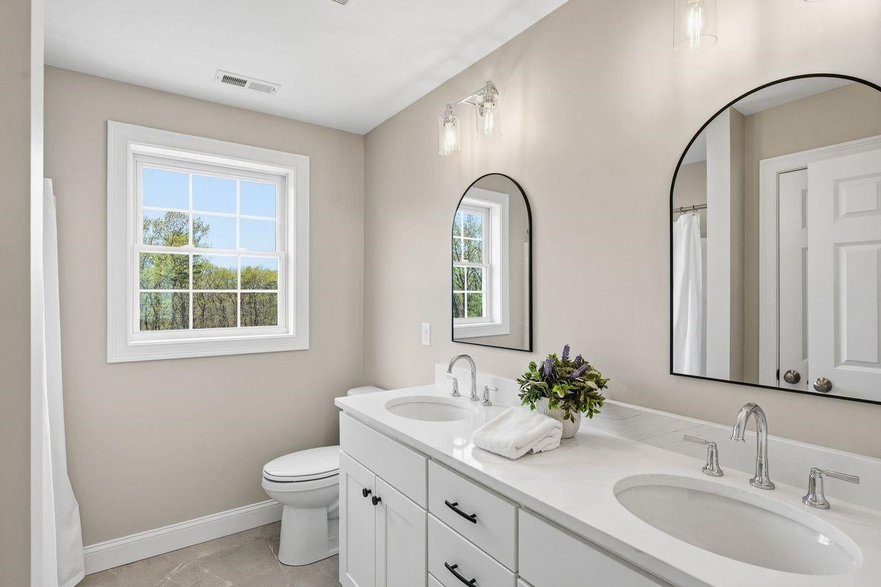 Derry, New Hampshire, 03038, United States, 4 Bedrooms Bedrooms, ,3 BathroomsBathrooms,Residential,Active,1992291